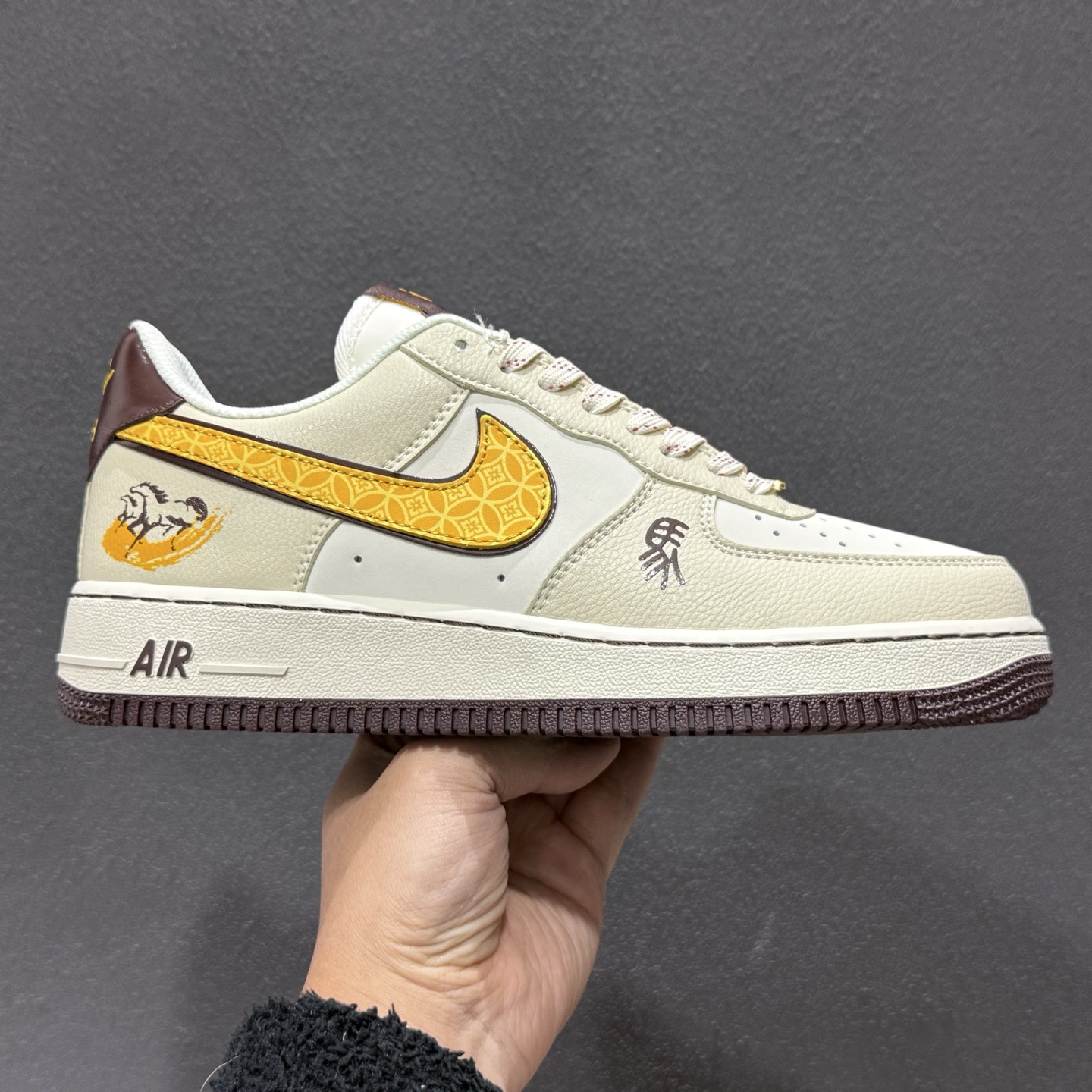 260 Nike Air Force 1'07 Low 马年限定 米杏金纹 空军一号低帮休闲板鞋 NH0601-504-Chinese UA Cheap High Quatity Brand Clothes Bags handbags Sneakers wholesale wholesaler seller from China Factory suppliers Fashion Clothing Shoes best Quality Beautiful Price 260 Nike Air Force 1'07 Low 马年限定 米杏金纹 空军一号低帮休闲板鞋 NH0601-504