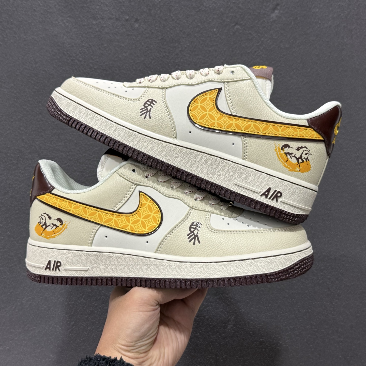 260 Nike Air Force 1'07 Low 马年限定 米杏金纹 空军一号低帮休闲板鞋 NH0601-504-Chinese UA Cheap High Quatity Brand Clothes Bags handbags Sneakers wholesale wholesaler seller from China Factory suppliers Fashion Clothing Shoes best Quality Beautiful Price 260 Nike Air Force 1'07 Low 马年限定 米杏金纹 空军一号低帮休闲板鞋 NH0601-504