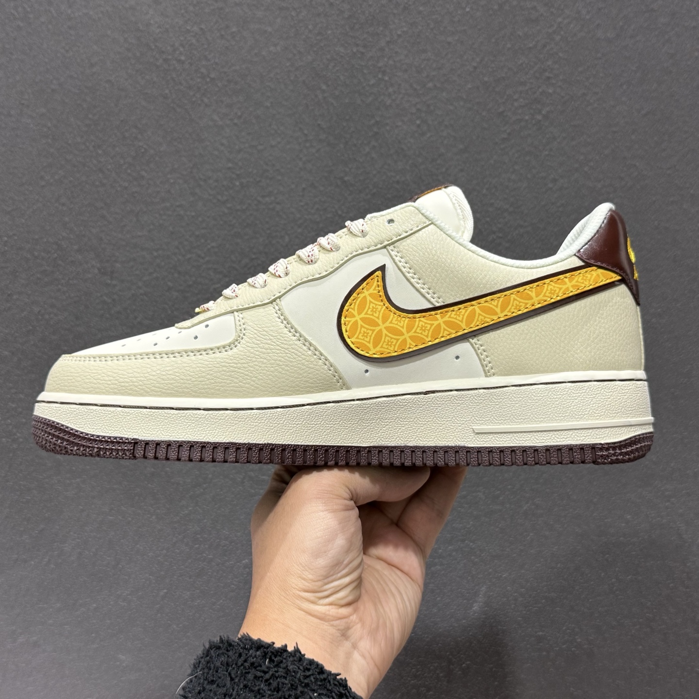260 Nike Air Force 1'07 Low 马年限定 米杏金纹 空军一号低帮休闲板鞋 NH0601-504-Chinese UA Cheap High Quatity Brand Clothes Bags handbags Sneakers wholesale wholesaler seller from China Factory suppliers Fashion Clothing Shoes best Quality Beautiful Price 260 Nike Air Force 1'07 Low 马年限定 米杏金纹 空军一号低帮休闲板鞋 NH0601-504