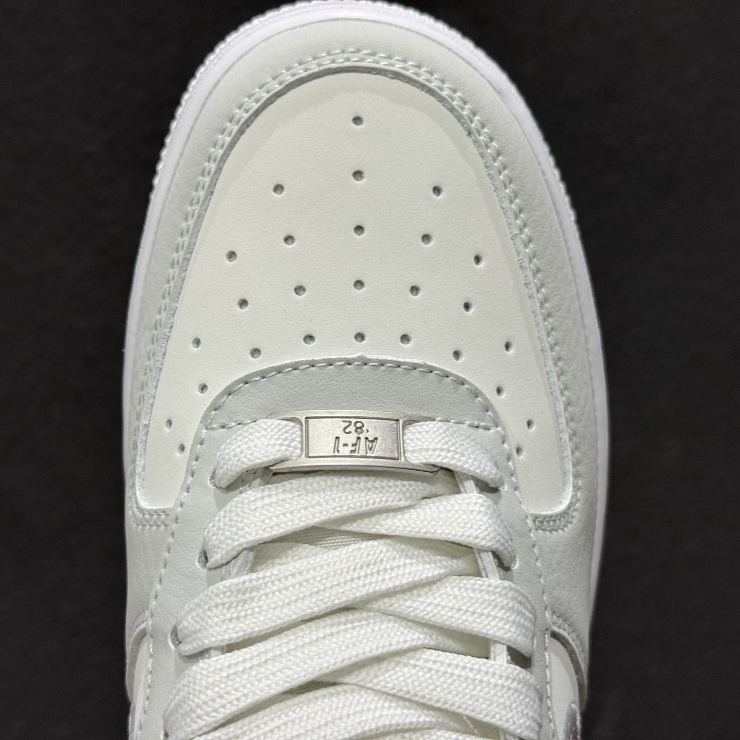 220 WMNS AIR FORCE 1 'O7 LV8 空军一号低帮休闲板鞋 IB6842-100