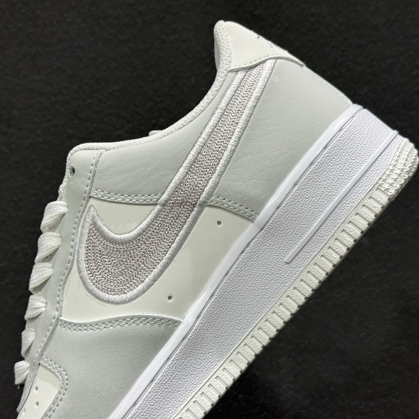 220 WMNS AIR FORCE 1 'O7 LV8 空军一号低帮休闲板鞋 IB6842-100