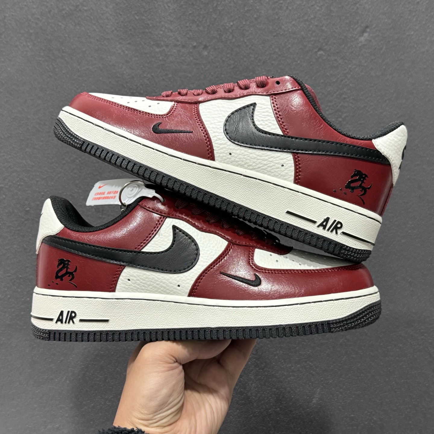260 Nike Air Force 1'07 Low 马年限定 栆红奶白 空军一号低帮休闲板鞋 HF3148-102-Chinese UA Cheap High Quatity Brand Clothes Bags handbags Sneakers wholesale wholesaler seller from China Factory suppliers Fashion Clothing Shoes best Quality Beautiful Price 260 Nike Air Force 1'07 Low 马年限定 栆红奶白 空军一号低帮休闲板鞋 HF3148-102