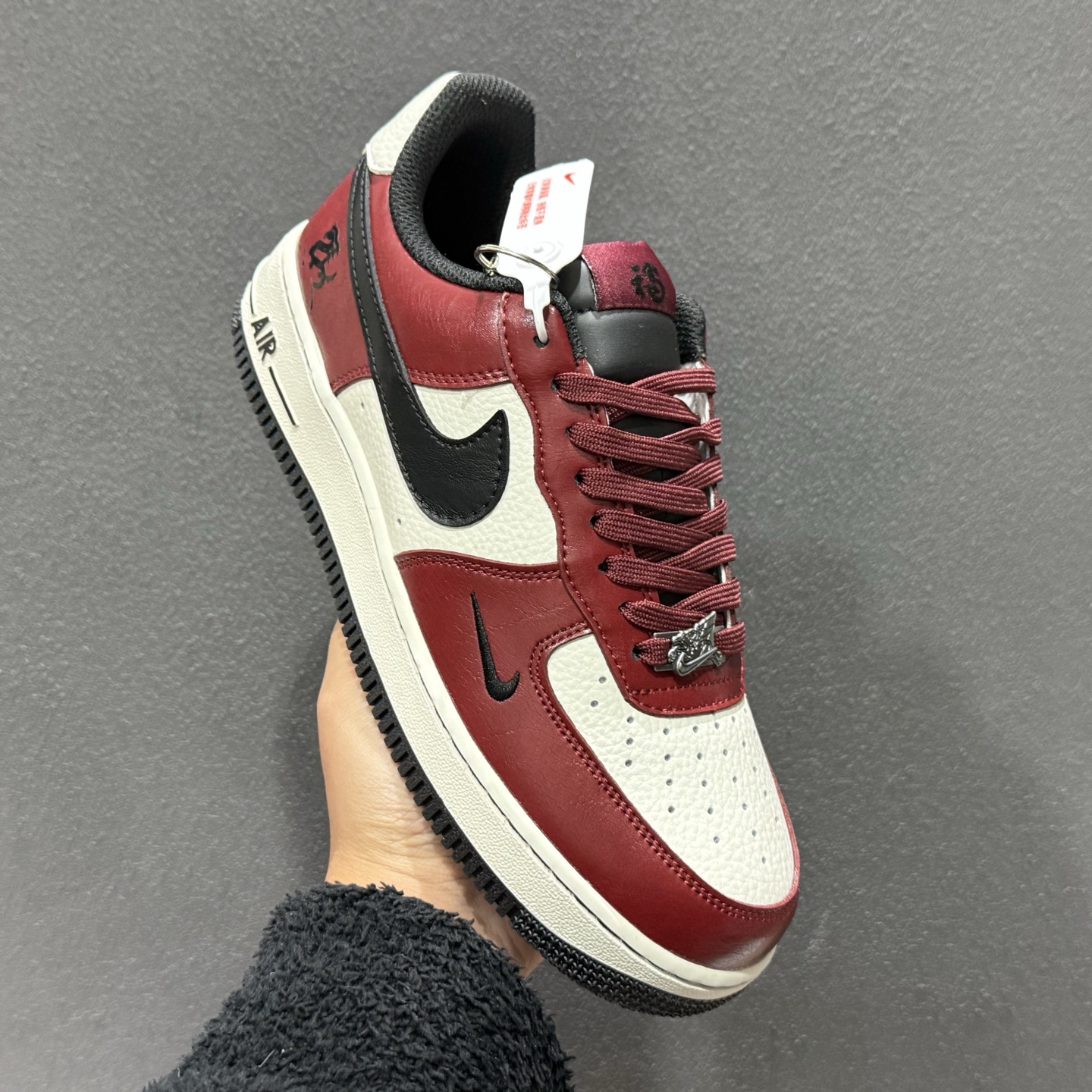 260 Nike Air Force 1'07 Low 马年限定 栆红奶白 空军一号低帮休闲板鞋 HF3148-102-Chinese UA Cheap High Quatity Brand Clothes Bags handbags Sneakers wholesale wholesaler seller from China Factory suppliers Fashion Clothing Shoes best Quality Beautiful Price 260 Nike Air Force 1'07 Low 马年限定 栆红奶白 空军一号低帮休闲板鞋 HF3148-102