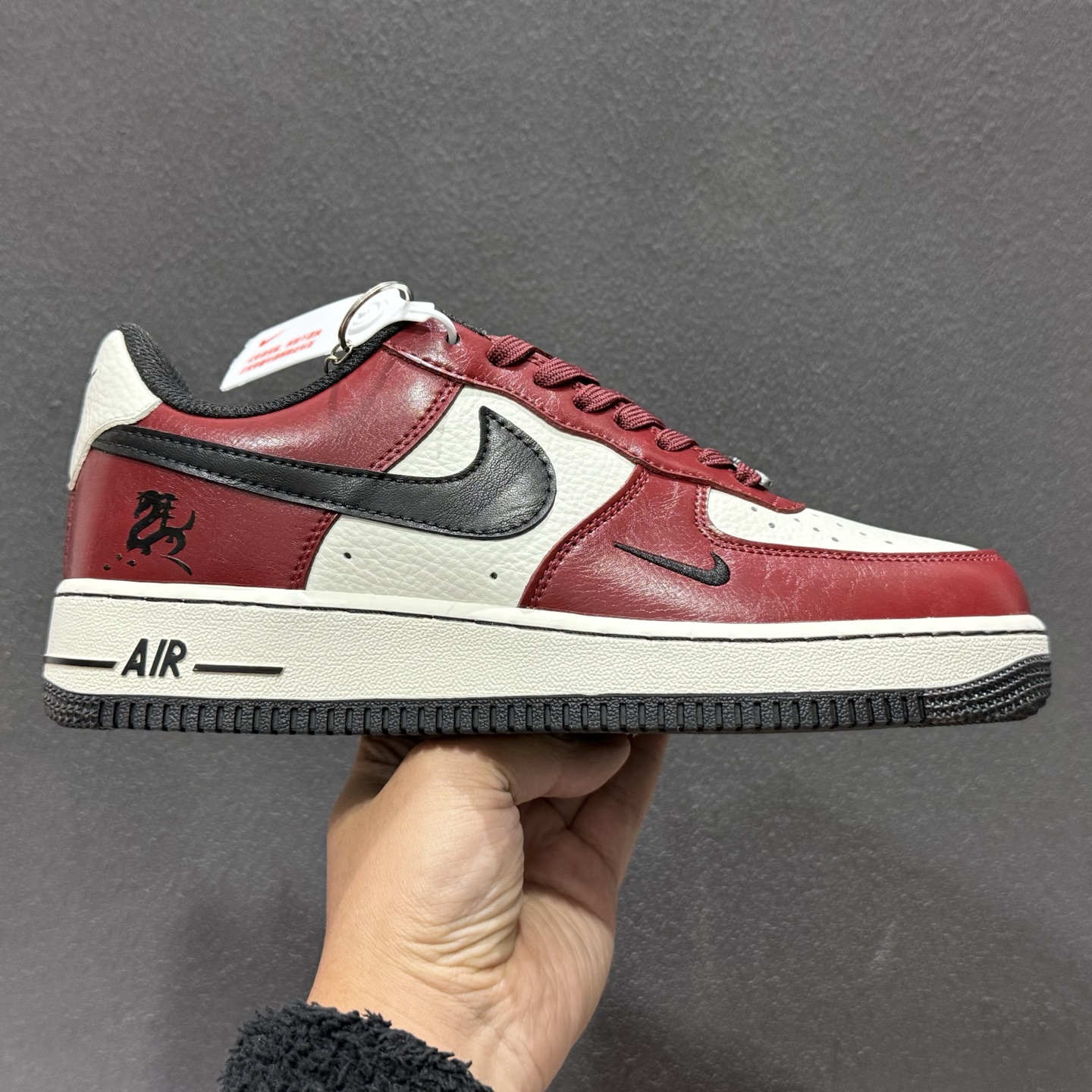 260 Nike Air Force 1'07 Low 马年限定 栆红奶白 空军一号低帮休闲板鞋 HF3148-102-Chinese UA Cheap High Quatity Brand Clothes Bags handbags Sneakers wholesale wholesaler seller from China Factory suppliers Fashion Clothing Shoes best Quality Beautiful Price 260 Nike Air Force 1'07 Low 马年限定 栆红奶白 空军一号低帮休闲板鞋 HF3148-102