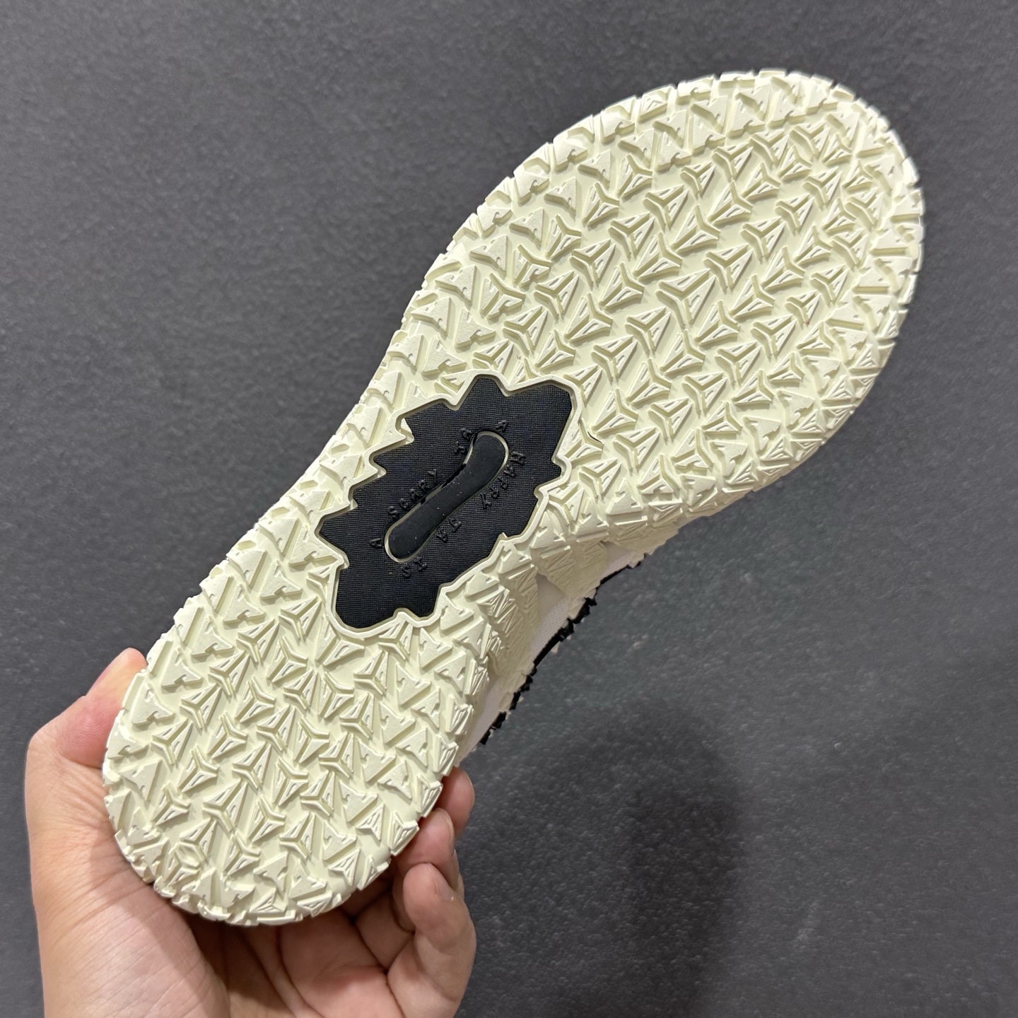 260 莫兰特Ja 3 3代低帮篮球鞋米白-Chinese UA Cheap High Quatity Brand Clothes Bags handbags Sneakers wholesale wholesaler seller from China Factory suppliers Fashion Clothing Shoes best Quality Beautiful Price 260 莫兰特Ja 3 3代低帮篮球鞋米白