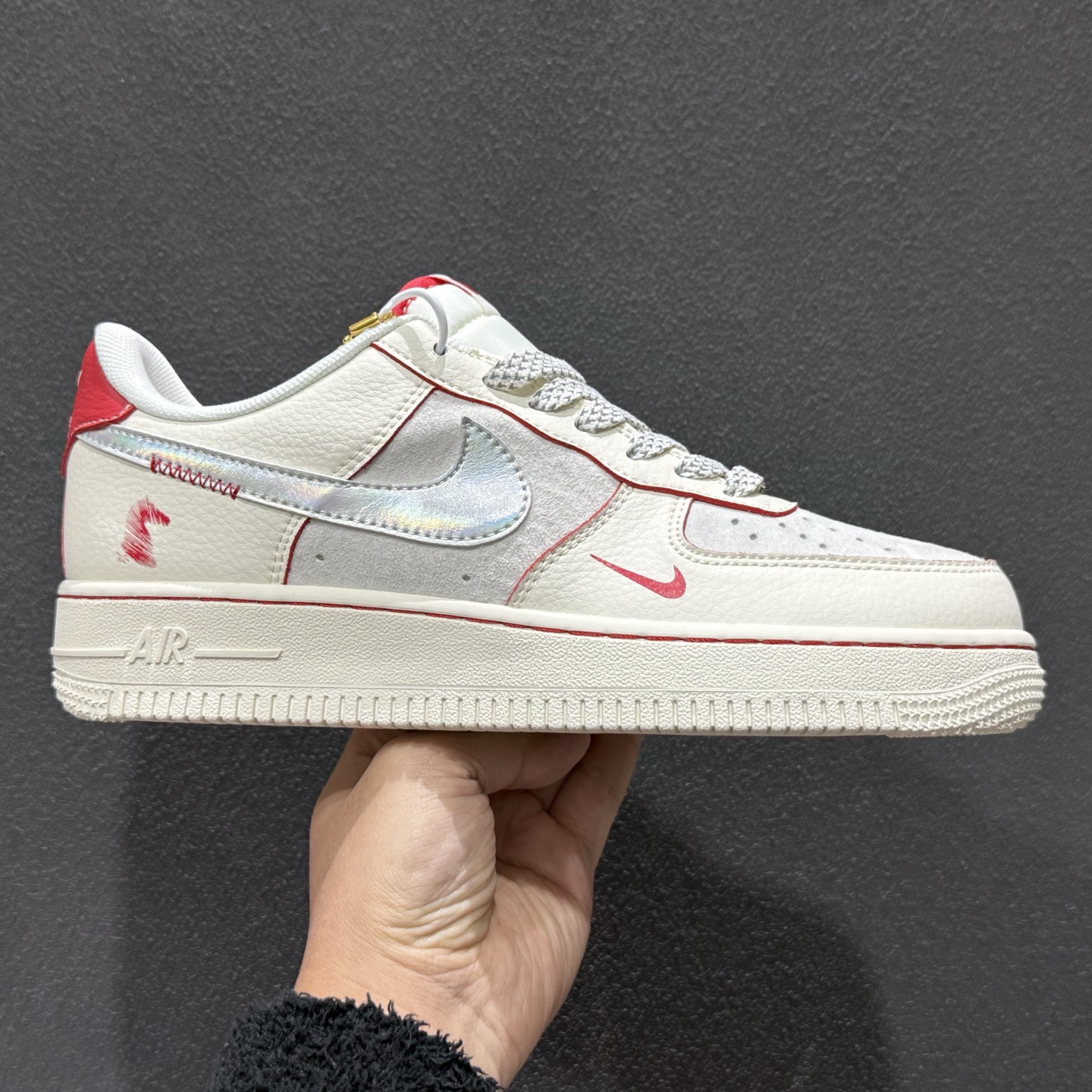 260 Nike Air Force 1 Low x Hermès 联名定制款 以 Nike Air Force 1 Low 经典鞋型 XT6998-107