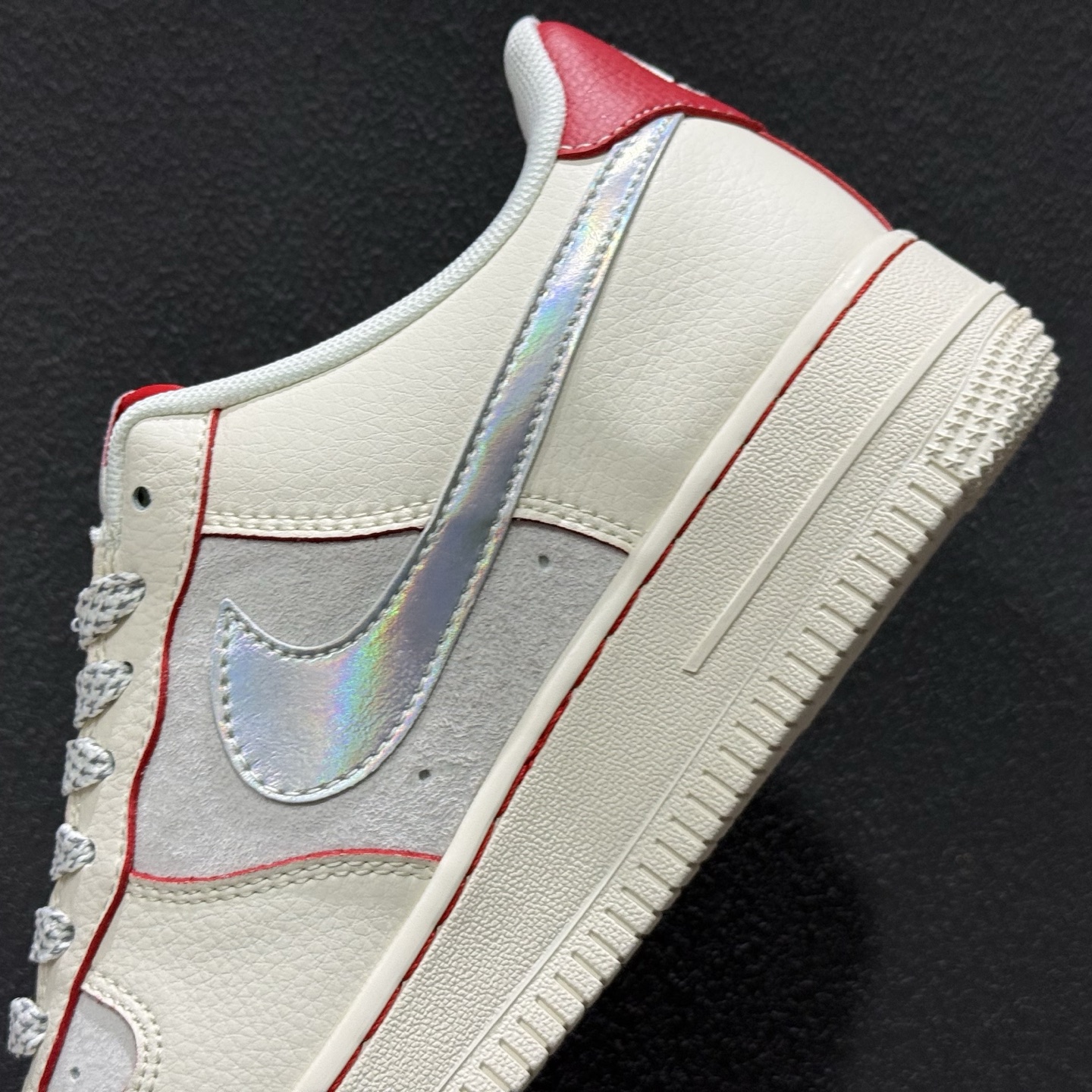 260 Nike Air Force 1 Low x Hermès 联名定制款 以 Nike Air Force 1 Low 经典鞋型 XT6998-107
