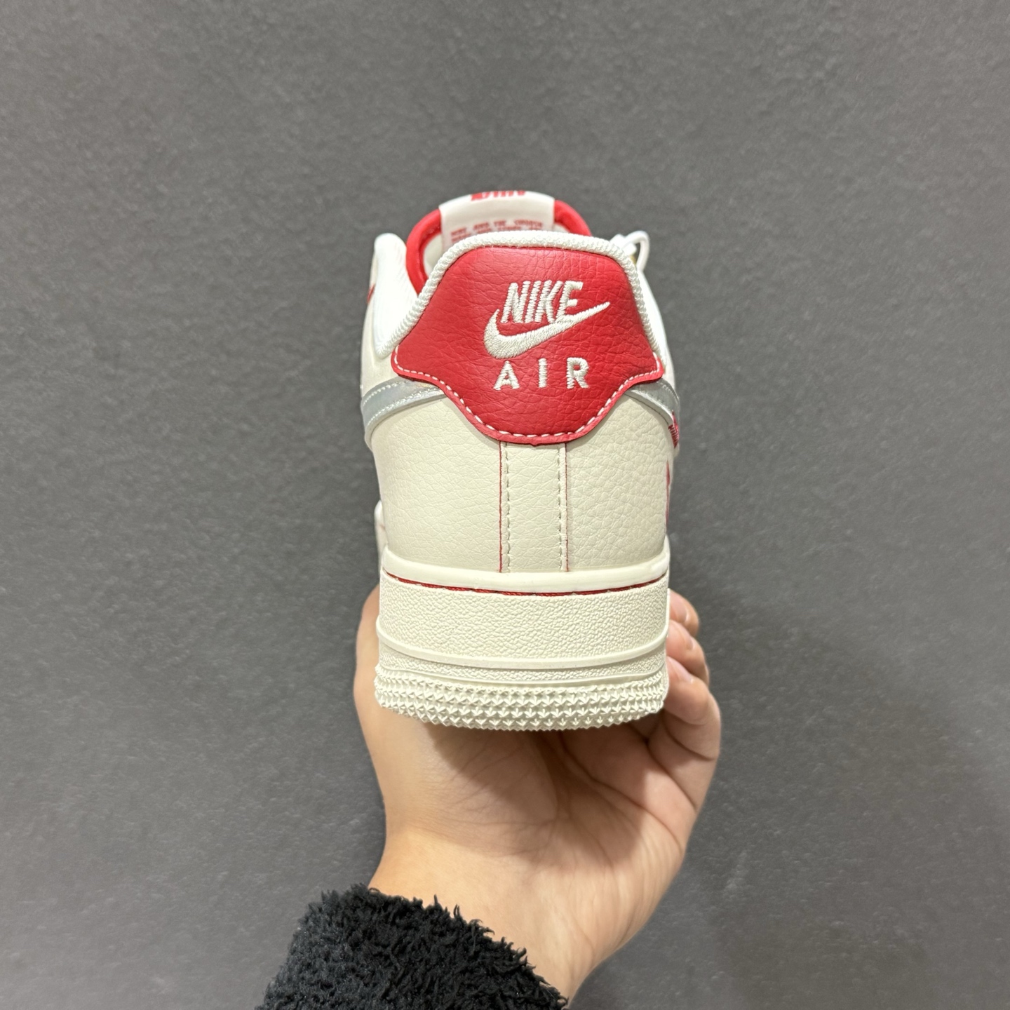 260 Nike Air Force 1 Low x Hermès 联名定制款 以 Nike Air Force 1 Low 经典鞋型 XT6998-107