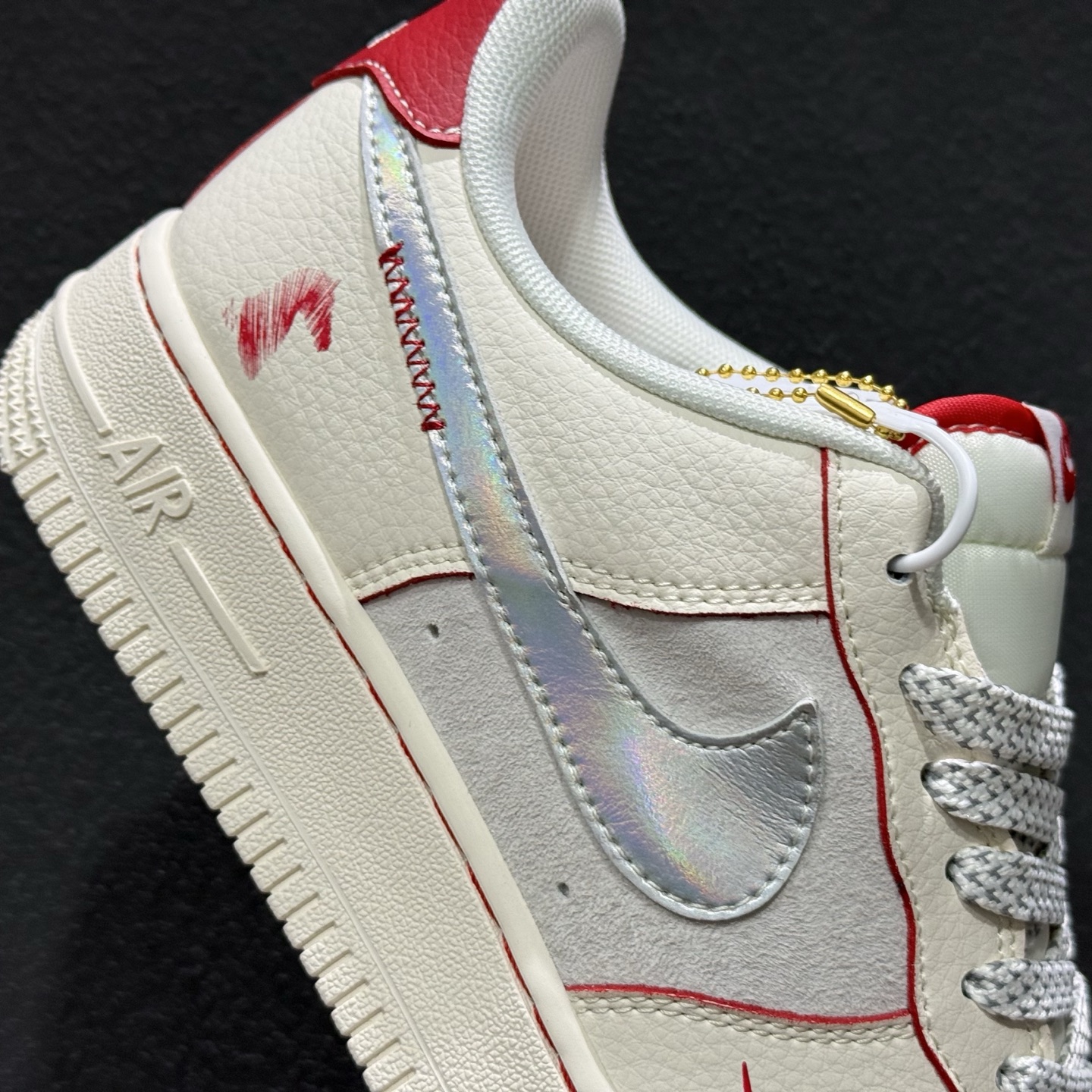 260 Nike Air Force 1 Low x Hermès 联名定制款 以 Nike Air Force 1 Low 经典鞋型 XT6998-107