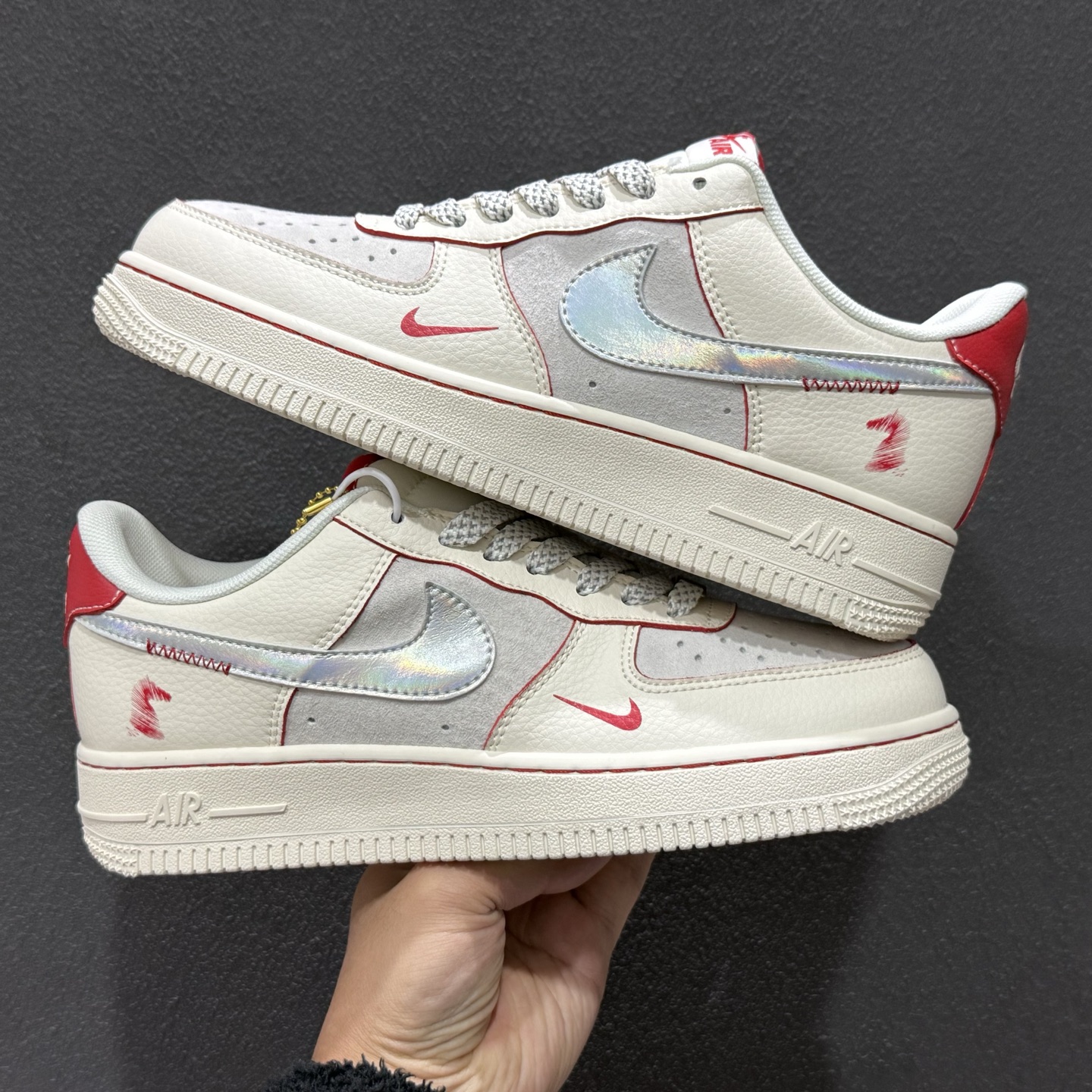 260 Nike Air Force 1 Low x Hermès 联名定制款 以 Nike Air Force 1 Low 经典鞋型 XT6998-107