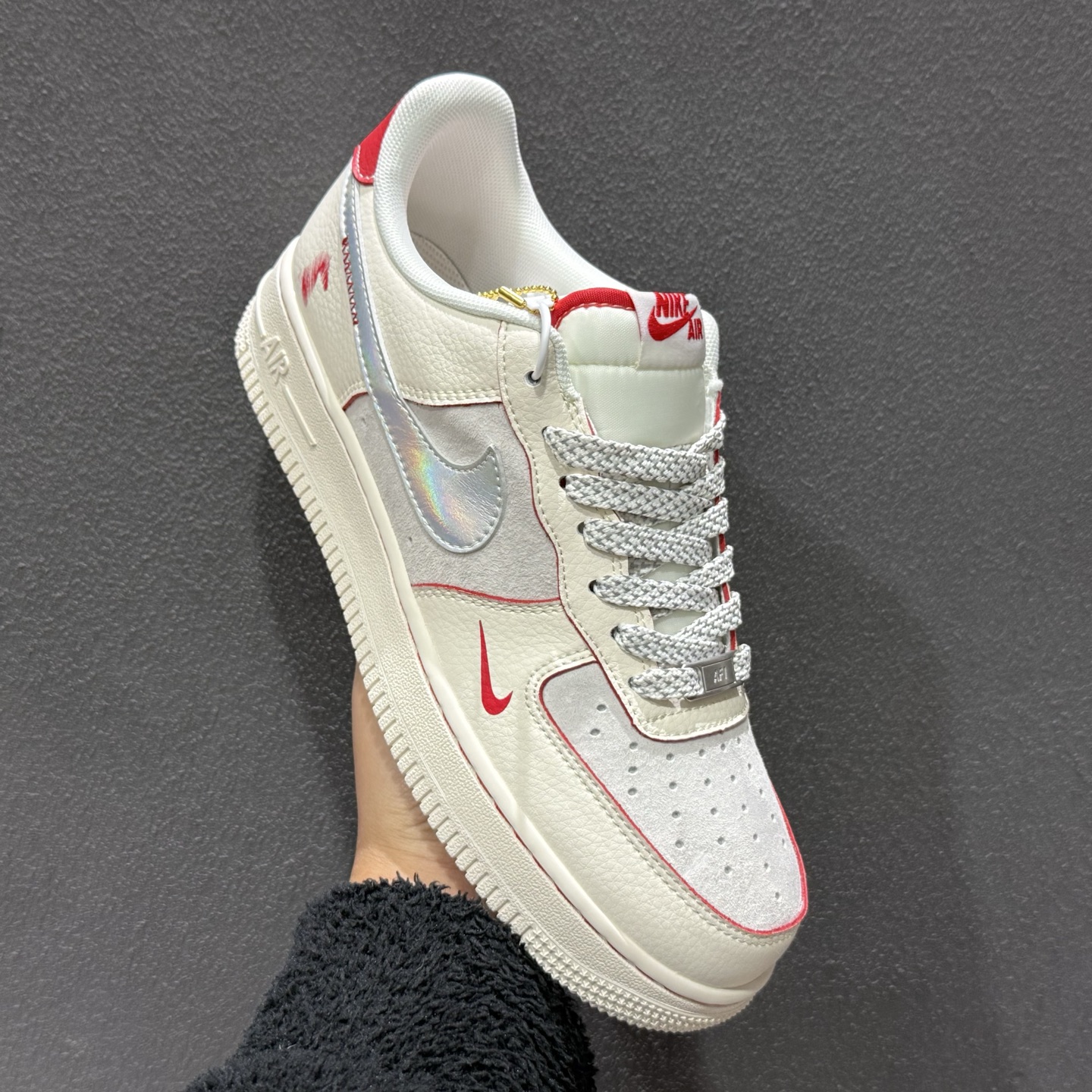 260 Nike Air Force 1 Low x Hermès 联名定制款 以 Nike Air Force 1 Low 经典鞋型 XT6998-107