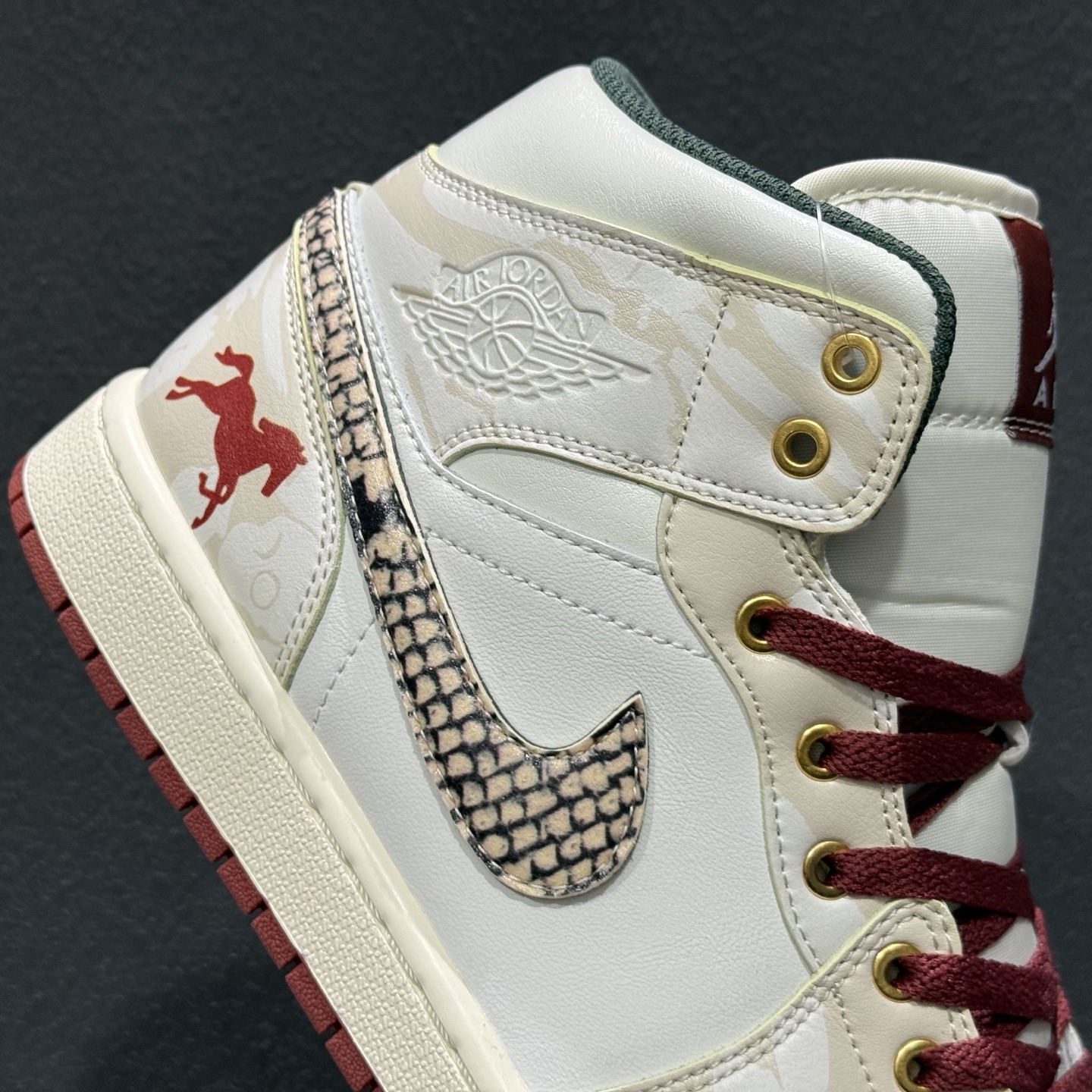 Nike Air Jordan 1 Mid AJ1 “黑白红”马年限定款 文化篮球鞋 DQ8426-105-Top High Quatity Cheap Sneakers Fashion Clothing Clothes Bags handbags Shoes of all Brand wholesale With The best Quality And Beautiful Price from China Factory Chinese suppliers wholesaler seller Nike Air Jordan 1 Mid AJ1 “黑白红”马年限定款 文化篮球鞋 DQ8426-105