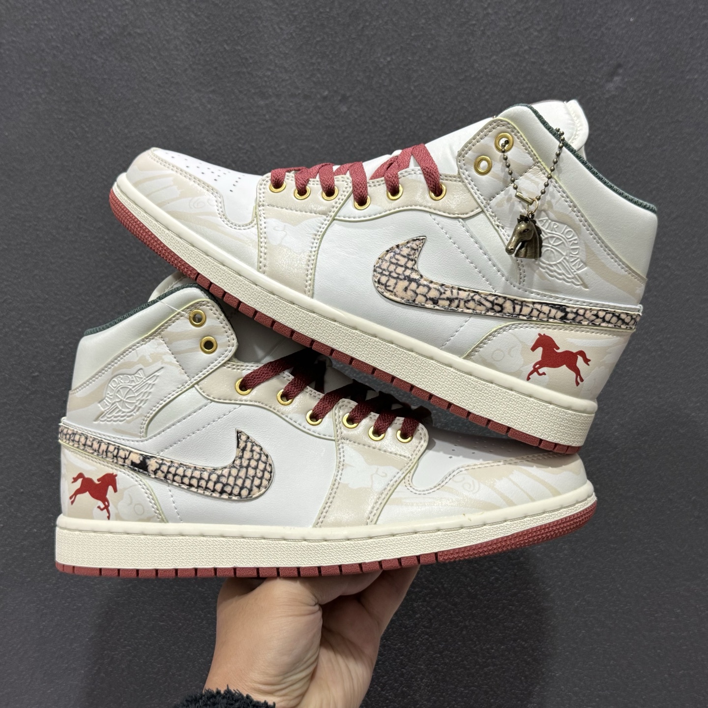Nike Air Jordan 1 Mid AJ1 “黑白红”马年限定款 文化篮球鞋 DQ8426-105-Top High Quatity Cheap Sneakers Fashion Clothing Clothes Bags handbags Shoes of all Brand wholesale With The best Quality And Beautiful Price from China Factory Chinese suppliers wholesaler seller Nike Air Jordan 1 Mid AJ1 “黑白红”马年限定款 文化篮球鞋 DQ8426-105