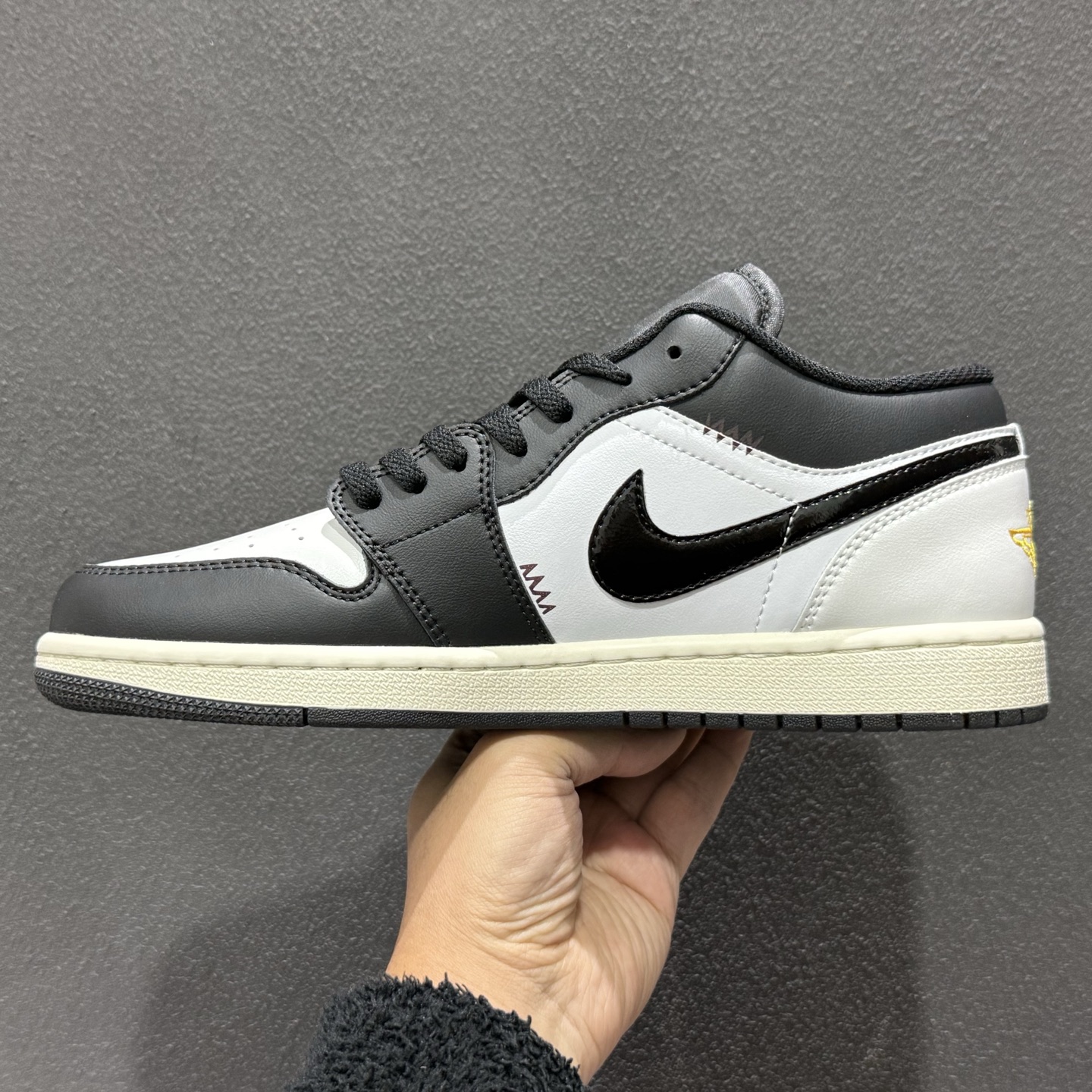 220 Jordan Air Jordan 1 low 舒适贴合 经典百搭 低帮 复古篮球鞋 男款 绿白 553558-040-Chinese UA Cheap High Quatity Brand Clothes Bags handbags Sneakers wholesale wholesaler seller from China Factory suppliers Fashion Clothing Shoes best Quality Beautiful Price 220 Jordan Air Jordan 1 low 舒适贴合 经典百搭 低帮 复古篮球鞋 男款 绿白 553558-040