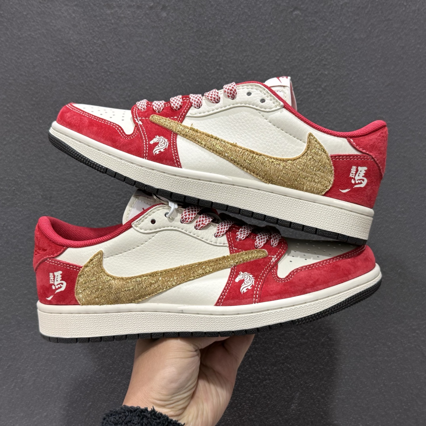 260 Air Jordan 1 Low AJ1 乔1 马年限定 高端定制 倒钩低帮复古篮球鞋 SD6868-122-Chinese UA Cheap High Quatity Brand Clothes Bags handbags Sneakers wholesale wholesaler seller from China Factory suppliers Fashion Clothing Shoes best Quality Beautiful Price 260 Air Jordan 1 Low AJ1 乔1 马年限定 高端定制 倒钩低帮复古篮球鞋 SD6868-122