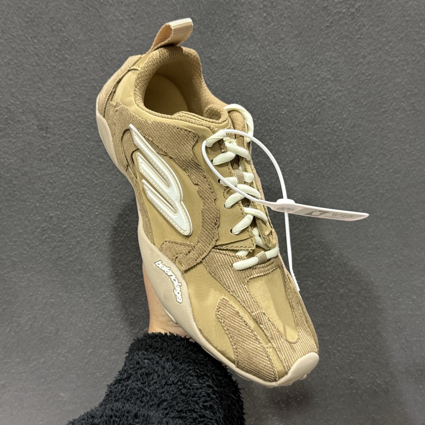巴黎世家20代 Monday Ultra 深咖啡色 灯芯绒织物面 配置依旧拉满 Balenciaga 圆头系带低帮生活休闲鞋-Top High Quatity Cheap Sneakers Fashion Clothing Clothes Bags handbags Shoes of all Brand wholesale With The best Quality And Beautiful Price from China Factory Chinese suppliers wholesaler seller 巴黎世家20代 Monday Ultra 深咖啡色 灯芯绒织物面 配置依旧拉满 Balenciaga 圆头系带低帮生活休闲鞋