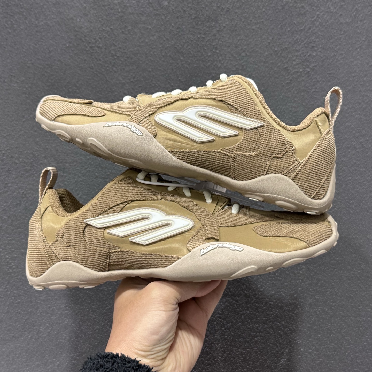 巴黎世家20代 Monday Ultra 深咖啡色 灯芯绒织物面 配置依旧拉满 Balenciaga 圆头系带低帮生活休闲鞋-Top High Quatity Cheap Sneakers Fashion Clothing Clothes Bags handbags Shoes of all Brand wholesale With The best Quality And Beautiful Price from China Factory Chinese suppliers wholesaler seller 巴黎世家20代 Monday Ultra 深咖啡色 灯芯绒织物面 配置依旧拉满 Balenciaga 圆头系带低帮生活休闲鞋