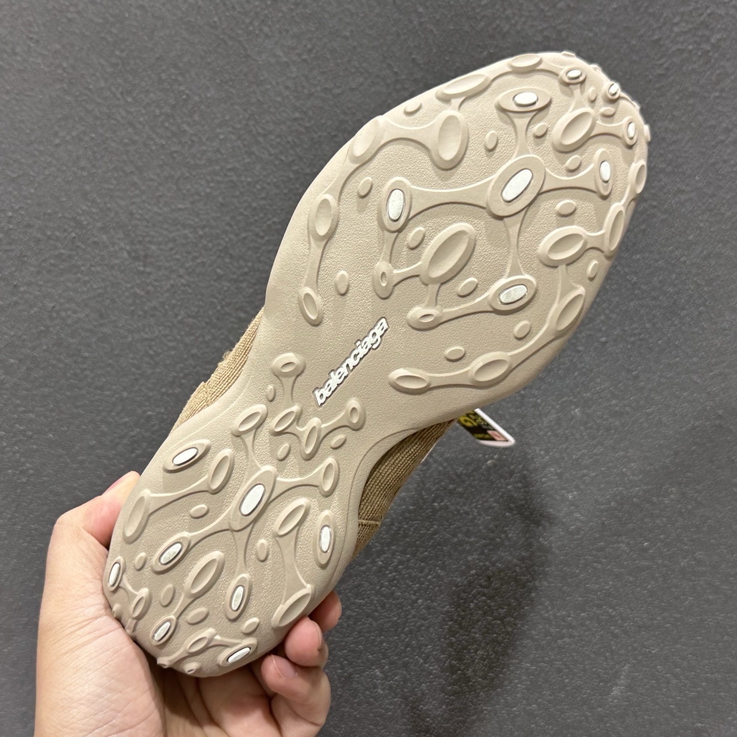 巴黎世家20代 Monday Ultra 深咖啡色 灯芯绒织物面 配置依旧拉满 Balenciaga 圆头系带低帮生活休闲鞋-Top High Quatity Cheap Sneakers Fashion Clothing Clothes Bags handbags Shoes of all Brand wholesale With The best Quality And Beautiful Price from China Factory Chinese suppliers wholesaler seller 巴黎世家20代 Monday Ultra 深咖啡色 灯芯绒织物面 配置依旧拉满 Balenciaga 圆头系带低帮生活休闲鞋