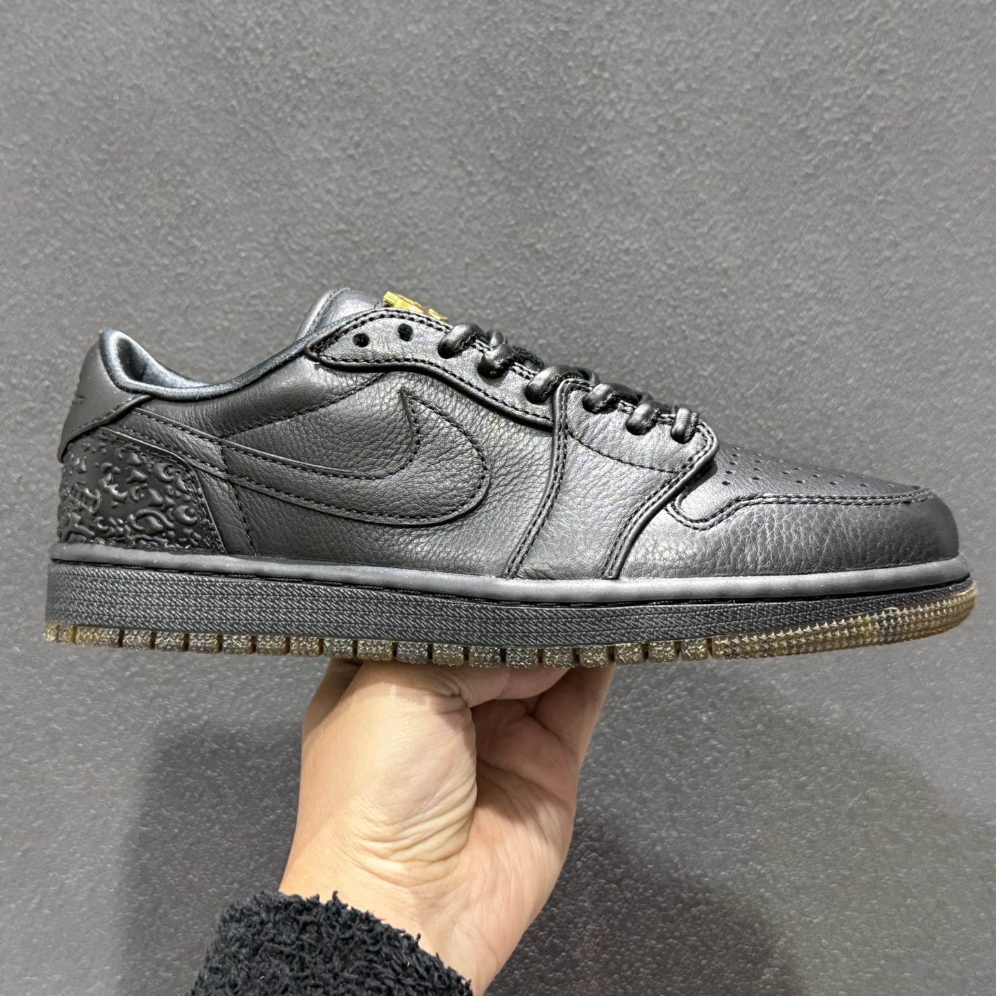 300 版 Air Jordan AJ1 Low 低帮 黑金 玄武 国区限定黑色 IO3147-001-Chinese UA Cheap High Quatity Brand Clothes Bags handbags Sneakers wholesale wholesaler seller from China Factory suppliers Fashion Clothing Shoes best Quality Beautiful Price 300 版 Air Jordan AJ1 Low 低帮 黑金 玄武 国区限定黑色 IO3147-001
