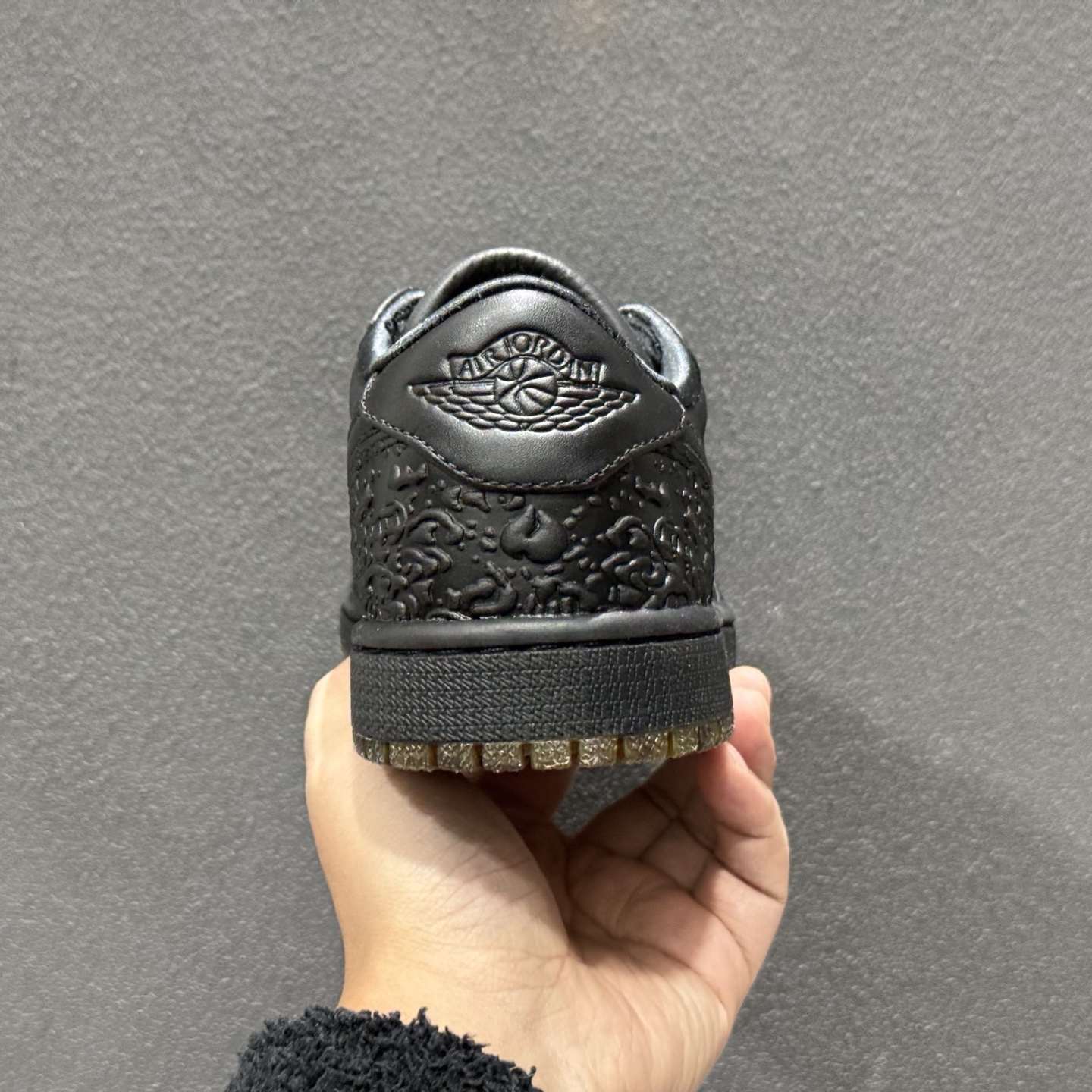 300 版 Air Jordan AJ1 Low 低帮 黑金 玄武 国区限定黑色 IO3147-001-Chinese UA Cheap High Quatity Brand Clothes Bags handbags Sneakers wholesale wholesaler seller from China Factory suppliers Fashion Clothing Shoes best Quality Beautiful Price 300 版 Air Jordan AJ1 Low 低帮 黑金 玄武 国区限定黑色 IO3147-001