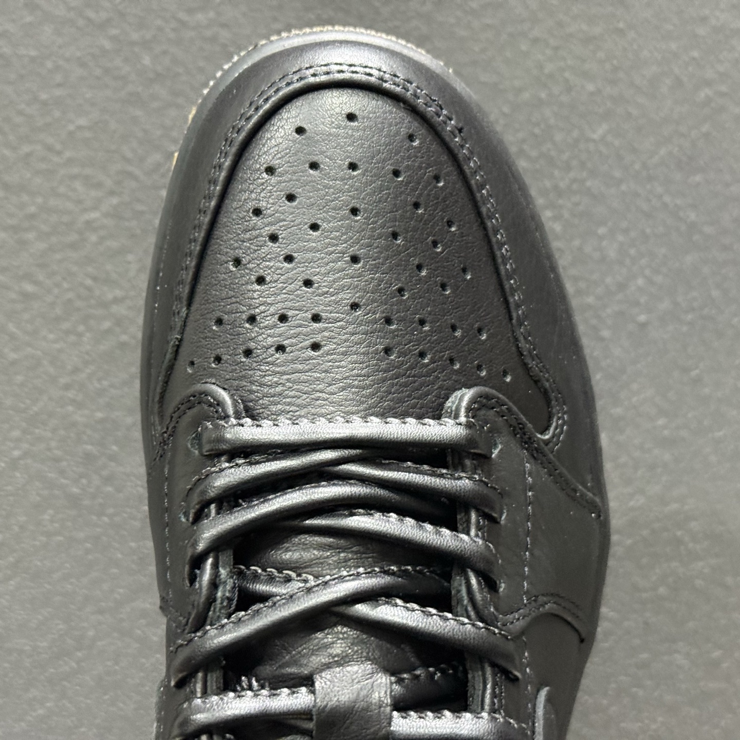 300 版 Air Jordan AJ1 Low 低帮 黑金 玄武 国区限定黑色 IO3147-001-Chinese UA Cheap High Quatity Brand Clothes Bags handbags Sneakers wholesale wholesaler seller from China Factory suppliers Fashion Clothing Shoes best Quality Beautiful Price 300 版 Air Jordan AJ1 Low 低帮 黑金 玄武 国区限定黑色 IO3147-001