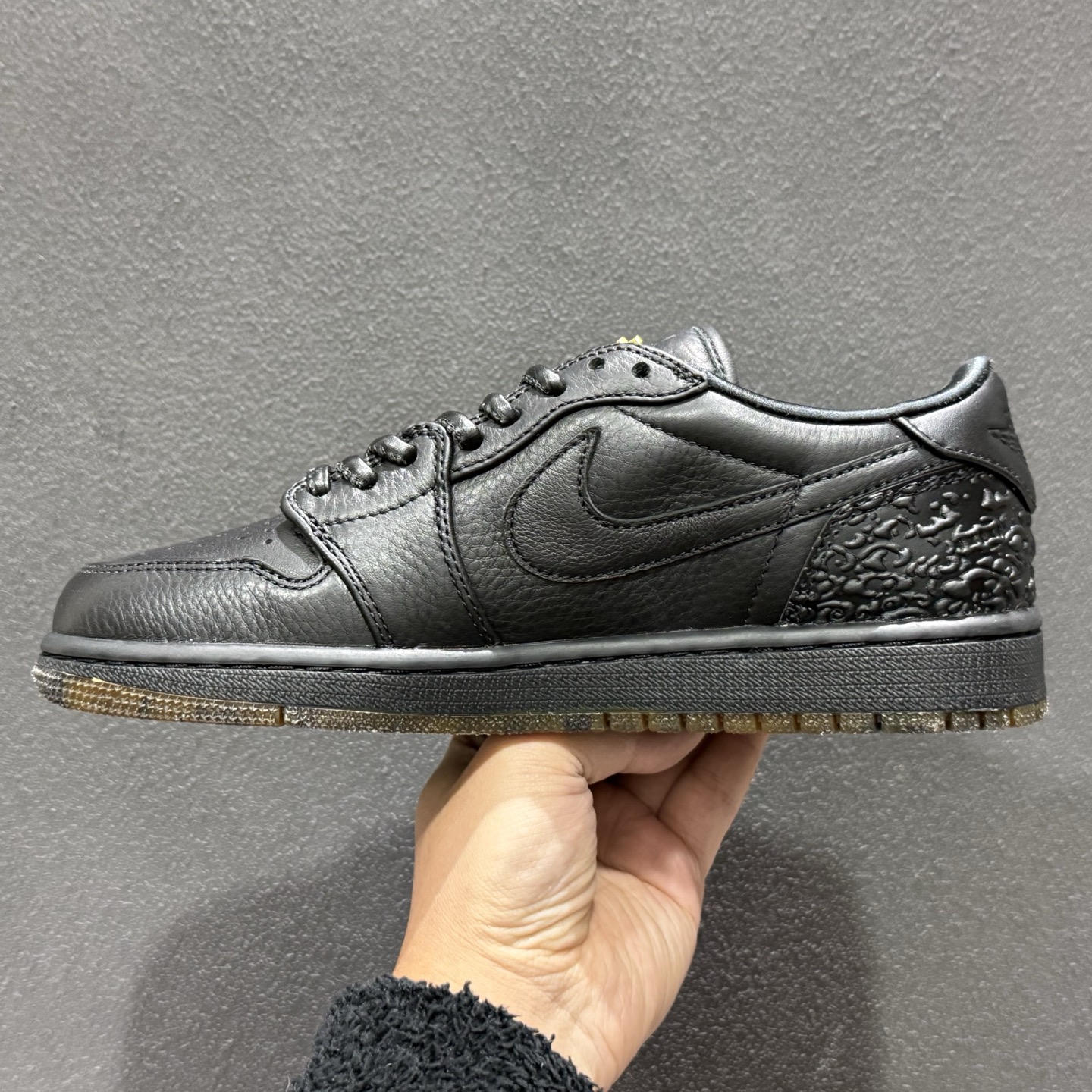 300 版 Air Jordan AJ1 Low 低帮 黑金 玄武 国区限定黑色 IO3147-001-Chinese UA Cheap High Quatity Brand Clothes Bags handbags Sneakers wholesale wholesaler seller from China Factory suppliers Fashion Clothing Shoes best Quality Beautiful Price 300 版 Air Jordan AJ1 Low 低帮 黑金 玄武 国区限定黑色 IO3147-001