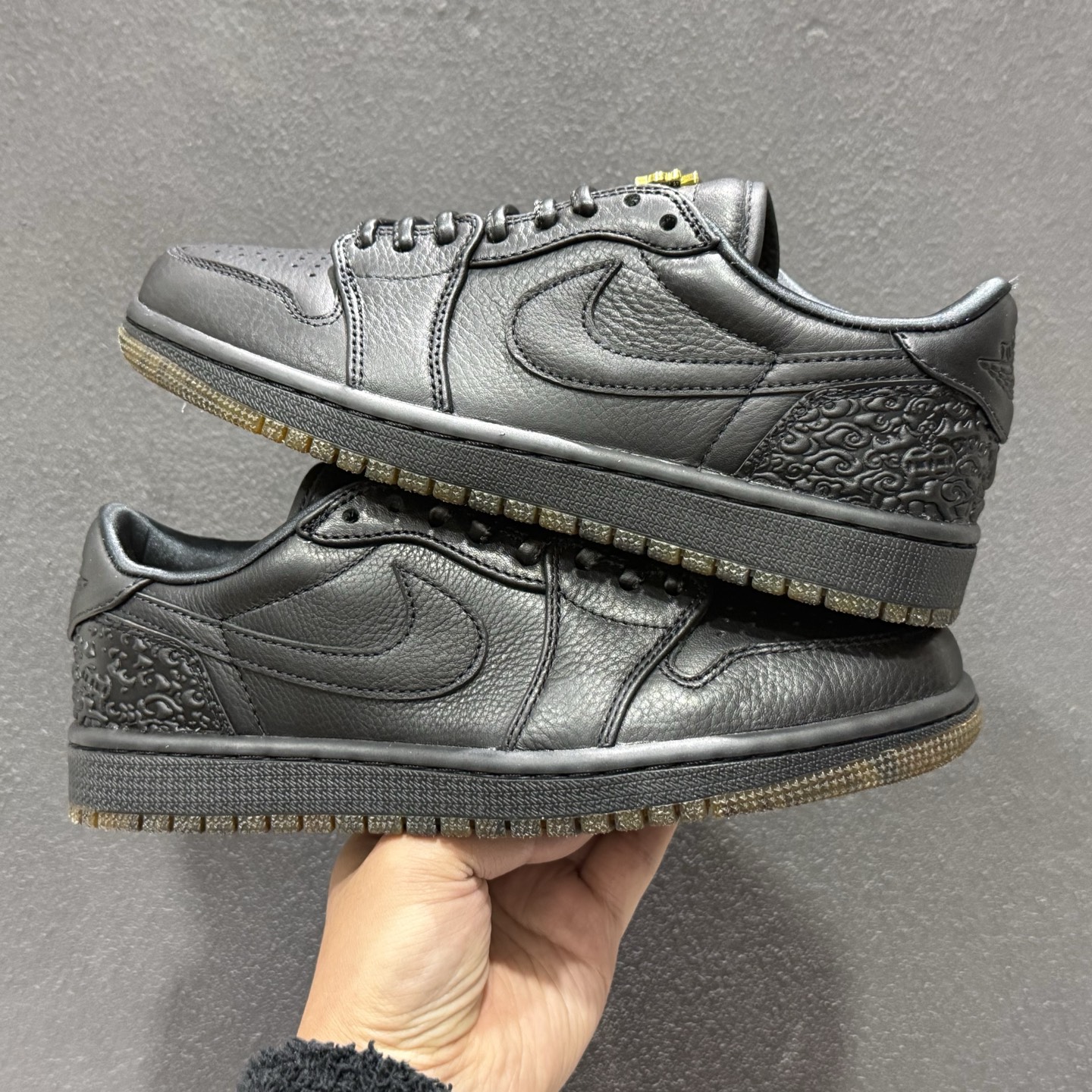 300 版 Air Jordan AJ1 Low 低帮 黑金 玄武 国区限定黑色 IO3147-001-Chinese UA Cheap High Quatity Brand Clothes Bags handbags Sneakers wholesale wholesaler seller from China Factory suppliers Fashion Clothing Shoes best Quality Beautiful Price 300 版 Air Jordan AJ1 Low 低帮 黑金 玄武 国区限定黑色 IO3147-001