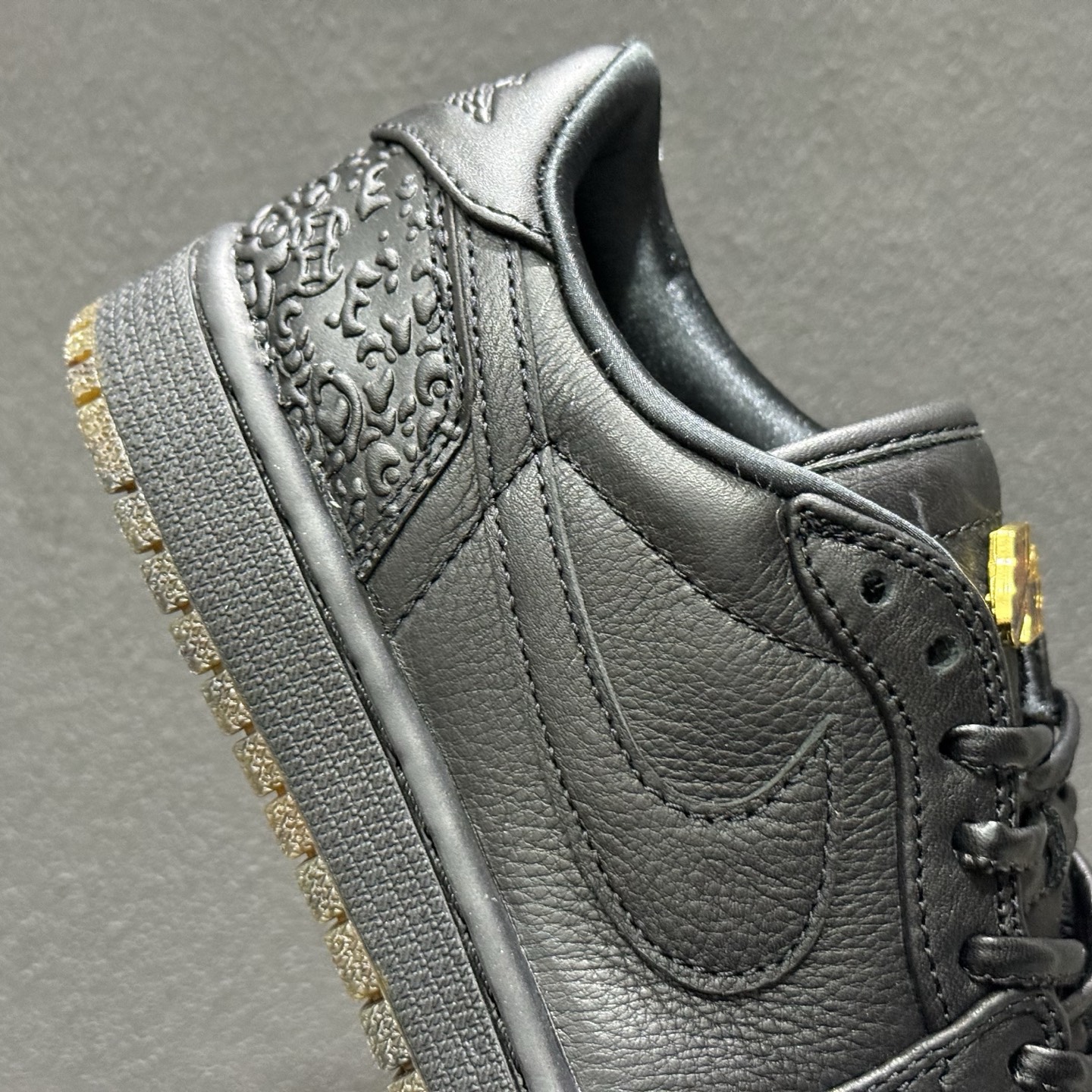 300 版 Air Jordan AJ1 Low 低帮 黑金 玄武 国区限定黑色 IO3147-001-Chinese UA Cheap High Quatity Brand Clothes Bags handbags Sneakers wholesale wholesaler seller from China Factory suppliers Fashion Clothing Shoes best Quality Beautiful Price 300 版 Air Jordan AJ1 Low 低帮 黑金 玄武 国区限定黑色 IO3147-001