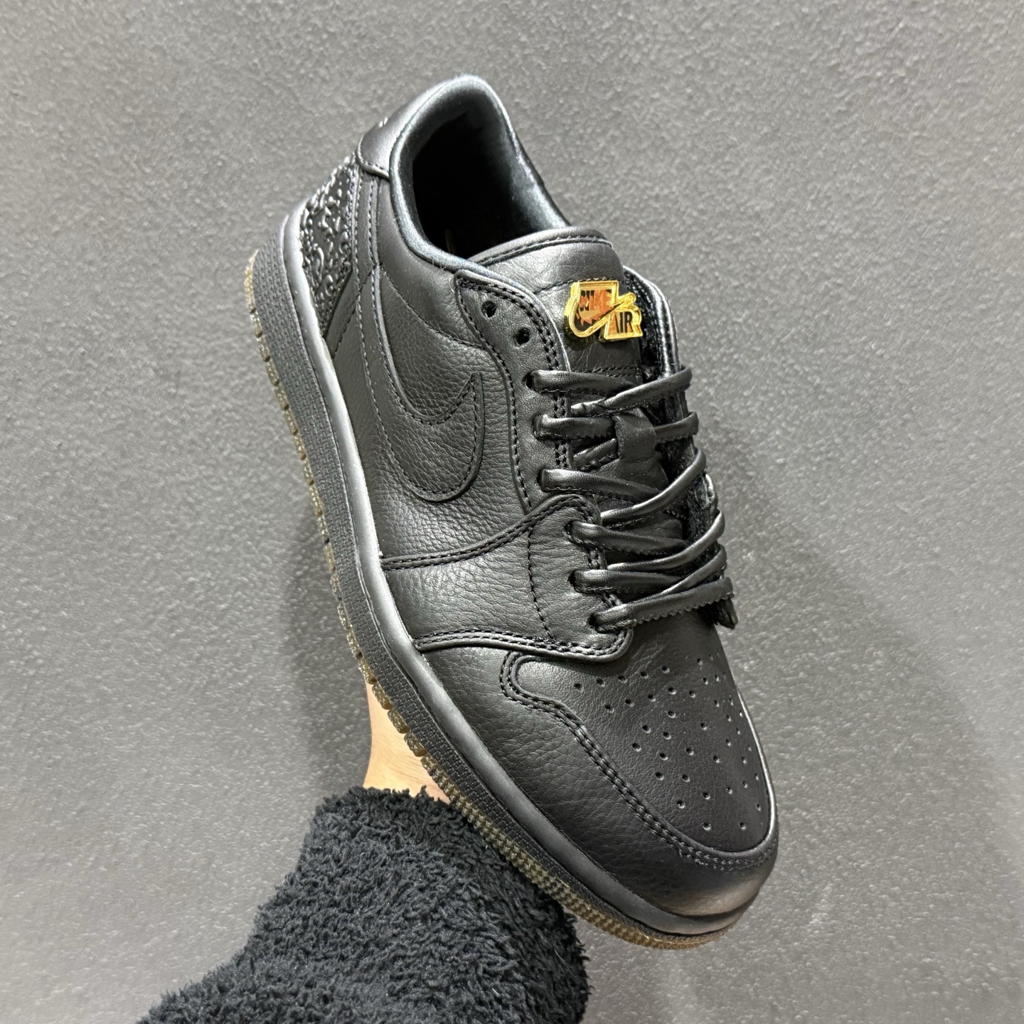 300 版 Air Jordan AJ1 Low 低帮 黑金 玄武 国区限定黑色 IO3147-001-Chinese UA Cheap High Quatity Brand Clothes Bags handbags Sneakers wholesale wholesaler seller from China Factory suppliers Fashion Clothing Shoes best Quality Beautiful Price 300 版 Air Jordan AJ1 Low 低帮 黑金 玄武 国区限定黑色 IO3147-001