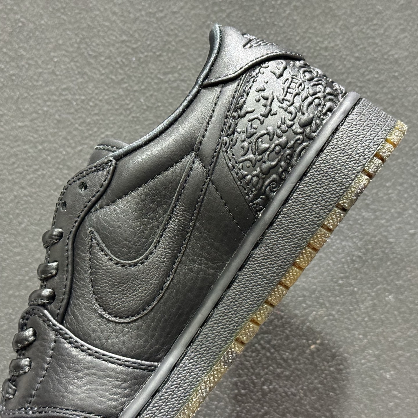 300 版 Air Jordan AJ1 Low 低帮 黑金 玄武 国区限定黑色 IO3147-001-Chinese UA Cheap High Quatity Brand Clothes Bags handbags Sneakers wholesale wholesaler seller from China Factory suppliers Fashion Clothing Shoes best Quality Beautiful Price 300 版 Air Jordan AJ1 Low 低帮 黑金 玄武 国区限定黑色 IO3147-001