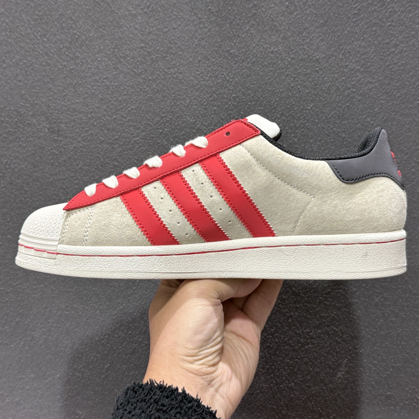240 adidas Super2026 丙午马年限定款 采用浅灰麂皮 红色皮革 SD6831-331-Chinese UA Cheap High Quatity Brand Clothes Bags handbags Sneakers wholesale wholesaler seller from China Factory suppliers Fashion Clothing Shoes best Quality Beautiful Price 240 adidas Super2026 丙午马年限定款 采用浅灰麂皮 红色皮革 SD6831-331