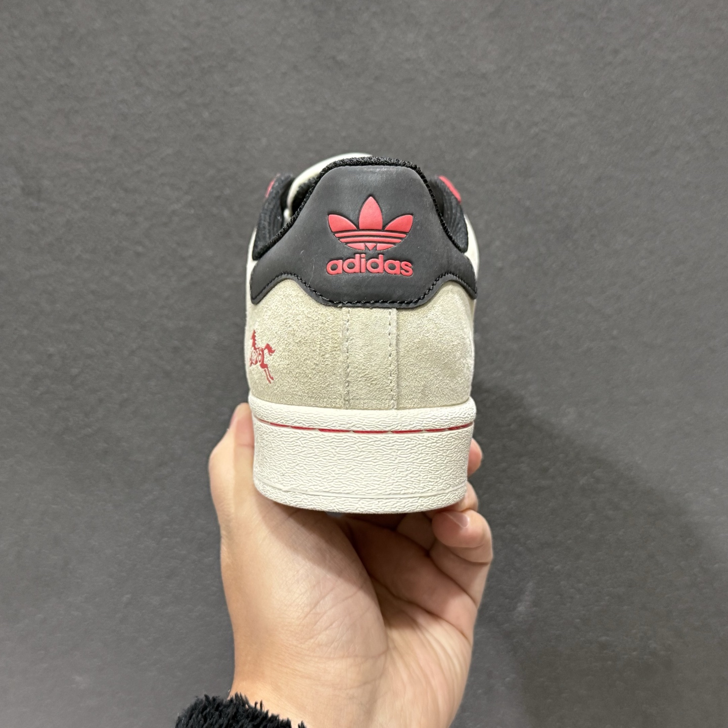 240 adidas Super2026 丙午马年限定款 采用浅灰麂皮 红色皮革 SD6831-331-Chinese UA Cheap High Quatity Brand Clothes Bags handbags Sneakers wholesale wholesaler seller from China Factory suppliers Fashion Clothing Shoes best Quality Beautiful Price 240 adidas Super2026 丙午马年限定款 采用浅灰麂皮 红色皮革 SD6831-331
