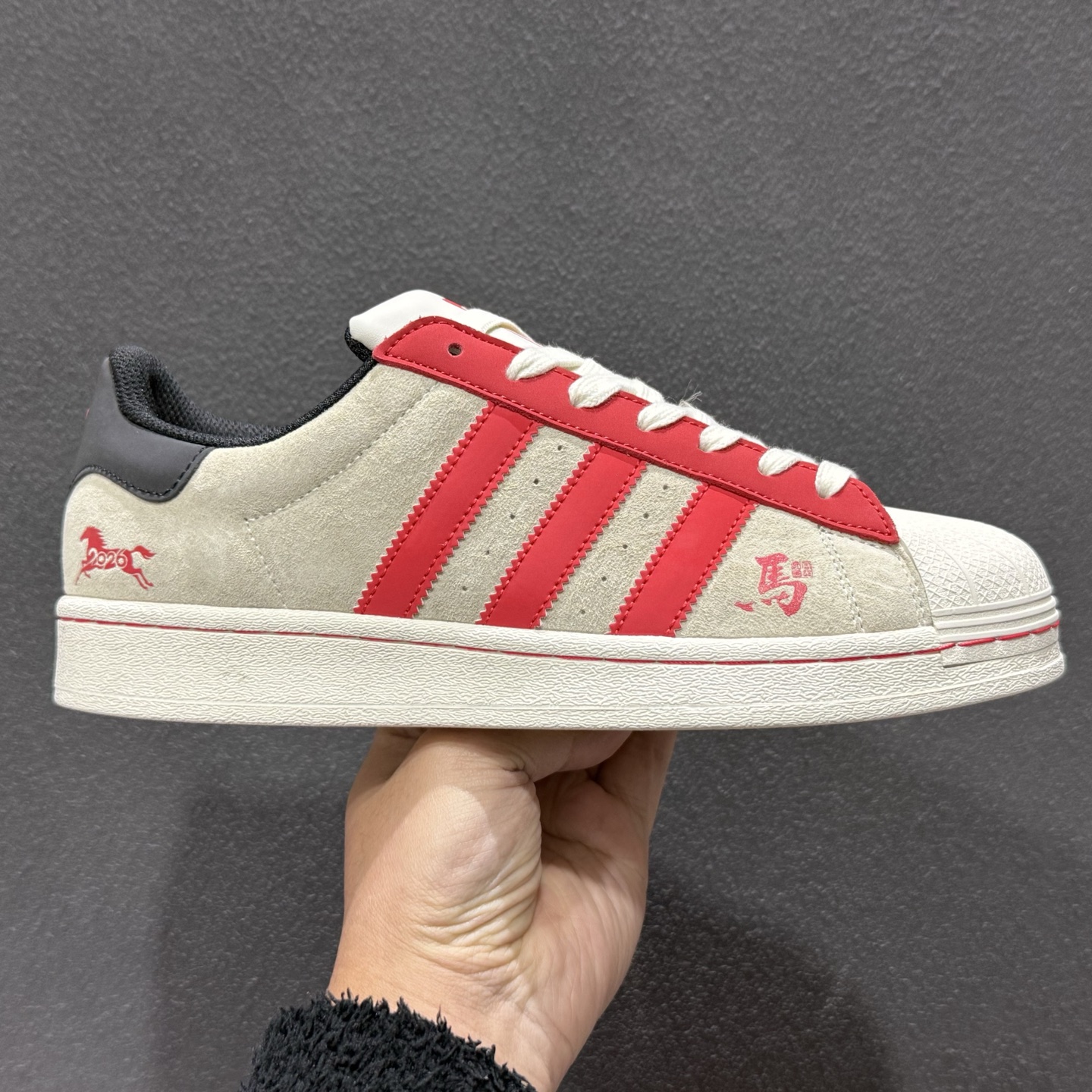 240 adidas Super2026 丙午马年限定款 采用浅灰麂皮 红色皮革 SD6831-331-Chinese UA Cheap High Quatity Brand Clothes Bags handbags Sneakers wholesale wholesaler seller from China Factory suppliers Fashion Clothing Shoes best Quality Beautiful Price 240 adidas Super2026 丙午马年限定款 采用浅灰麂皮 红色皮革 SD6831-331