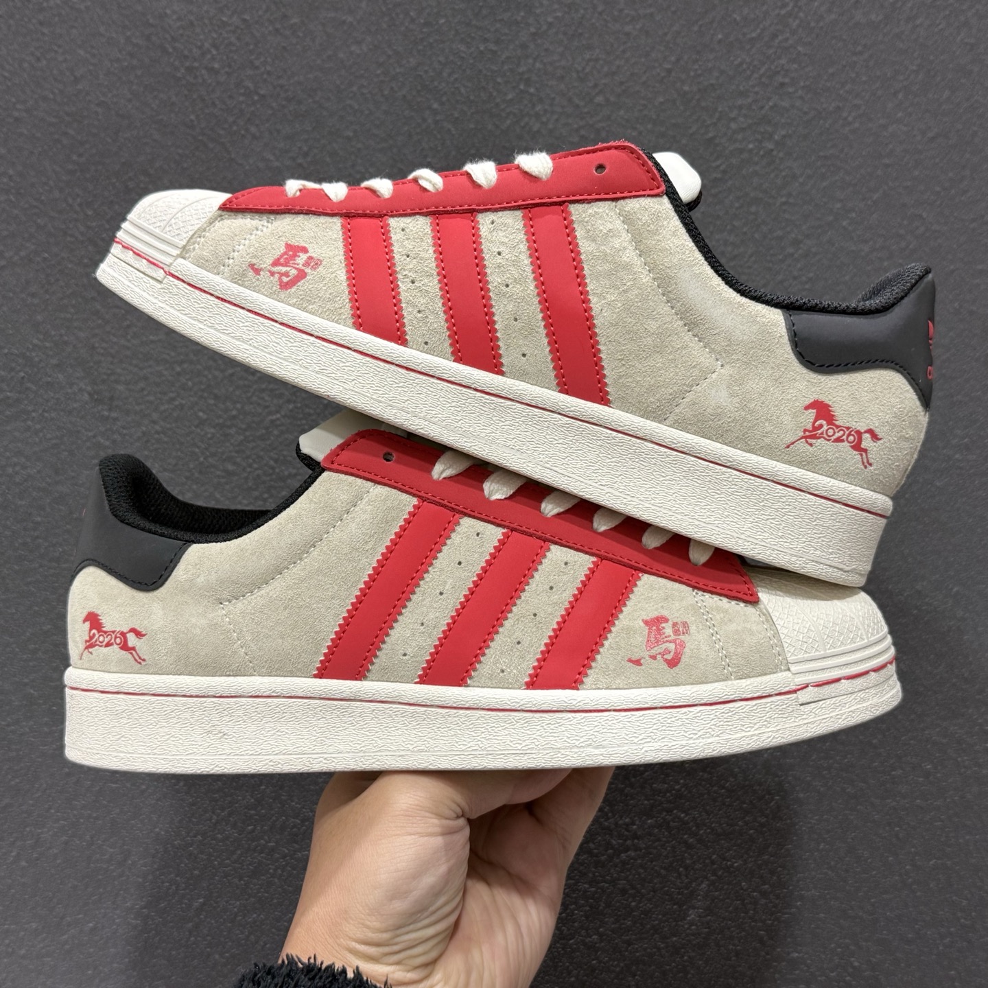 240 adidas Super2026 丙午马年限定款 采用浅灰麂皮 红色皮革 SD6831-331-Chinese UA Cheap High Quatity Brand Clothes Bags handbags Sneakers wholesale wholesaler seller from China Factory suppliers Fashion Clothing Shoes best Quality Beautiful Price 240 adidas Super2026 丙午马年限定款 采用浅灰麂皮 红色皮革 SD6831-331