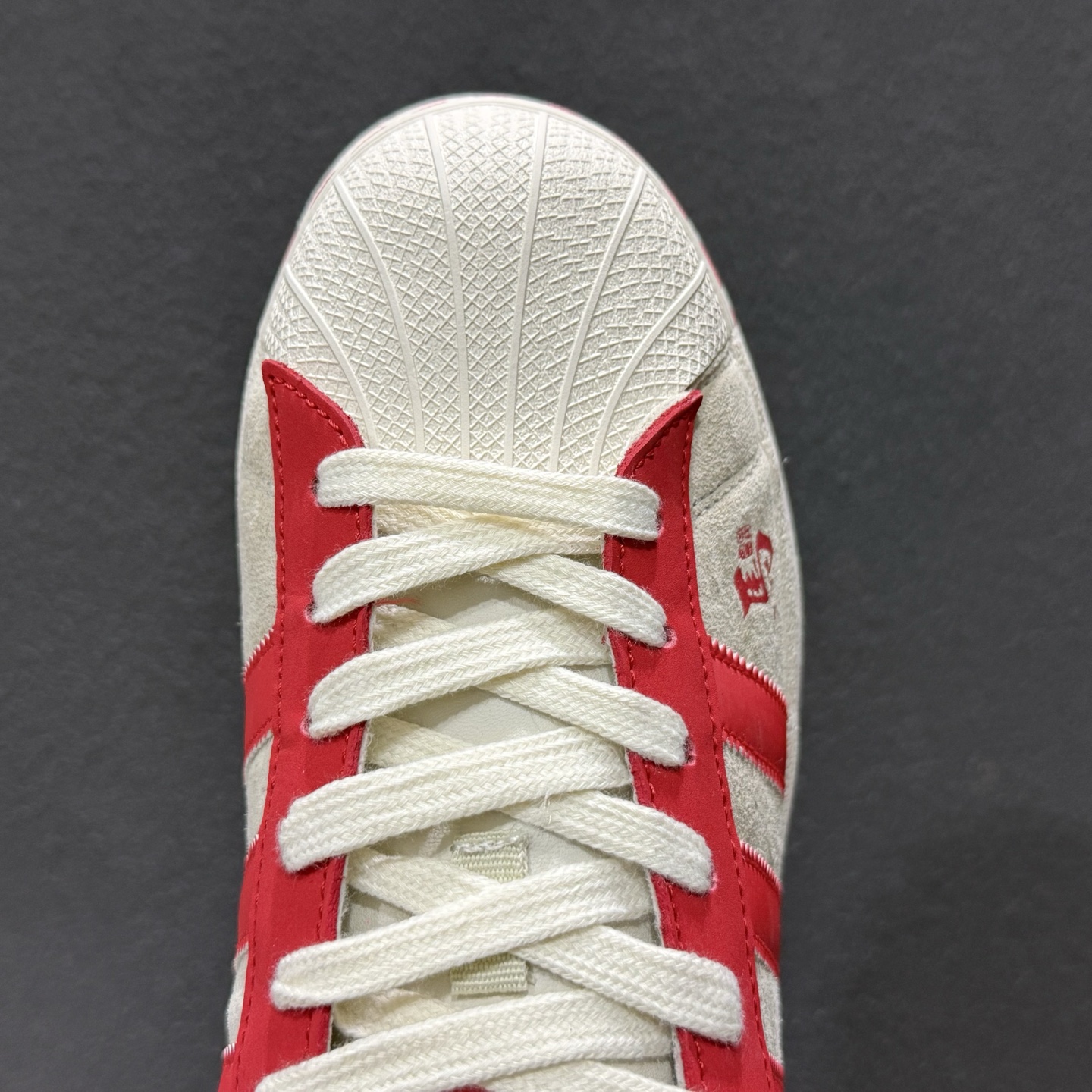 240 adidas Super2026 丙午马年限定款 采用浅灰麂皮 红色皮革 SD6831-331-Chinese UA Cheap High Quatity Brand Clothes Bags handbags Sneakers wholesale wholesaler seller from China Factory suppliers Fashion Clothing Shoes best Quality Beautiful Price 240 adidas Super2026 丙午马年限定款 采用浅灰麂皮 红色皮革 SD6831-331