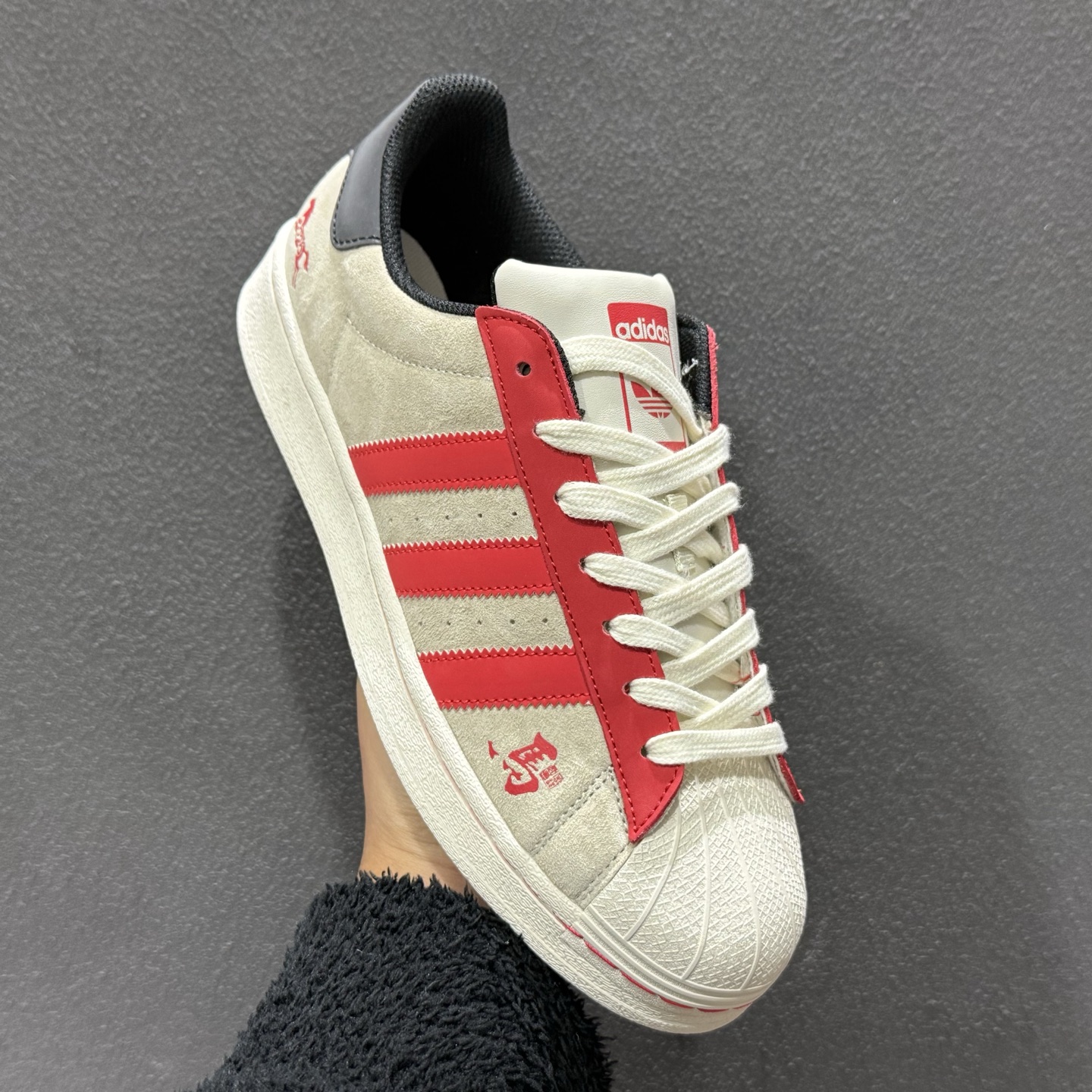 240 adidas Super2026 丙午马年限定款 采用浅灰麂皮 红色皮革 SD6831-331-Chinese UA Cheap High Quatity Brand Clothes Bags handbags Sneakers wholesale wholesaler seller from China Factory suppliers Fashion Clothing Shoes best Quality Beautiful Price 240 adidas Super2026 丙午马年限定款 采用浅灰麂皮 红色皮革 SD6831-331