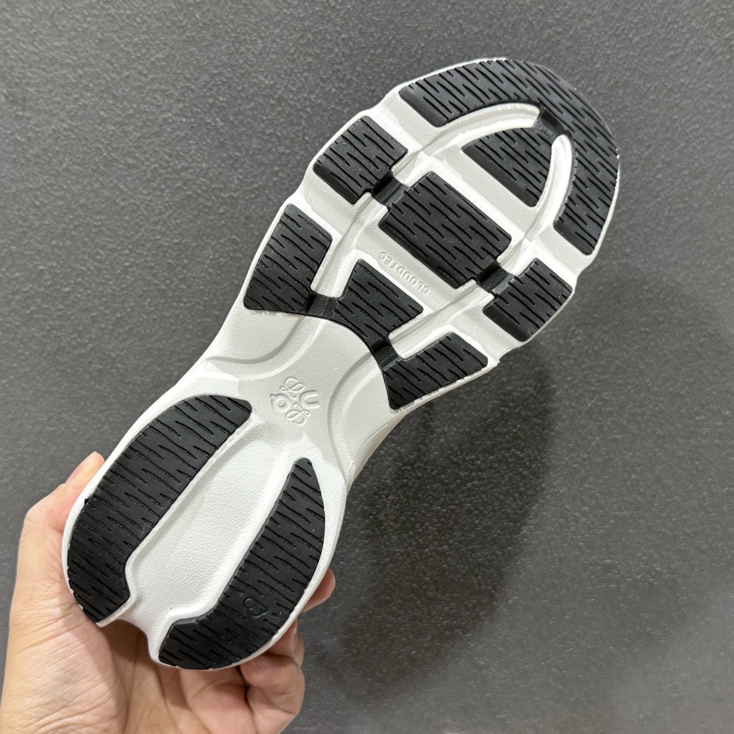 360 LOEWE罗意威 x ON昂跑 联名款 Cloudsolo系列 棕灰 3WF3066-Chinese UA Cheap High Quatity Brand Clothes Bags handbags Sneakers wholesale wholesaler seller from China Factory suppliers Fashion Clothing Shoes best Quality Beautiful Price 360 LOEWE罗意威 x ON昂跑 联名款 Cloudsolo系列 棕灰 3WF3066