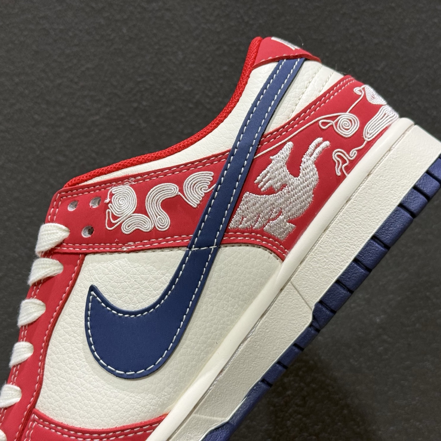 马年开运 Dunk炸场来袭SB DUNK LOW Dunk Low经典鞋型注入马年开运设计 红白蓝 JJ2508-602-Top High Quatity Cheap Sneakers Fashion Clothing Clothes Bags handbags Shoes of all Brand wholesale With The best Quality And Beautiful Price from China Factory Chinese suppliers wholesaler seller 马年开运 Dunk炸场来袭SB DUNK LOW Dunk Low经典鞋型注入马年开运设计 红白蓝 JJ2508-602