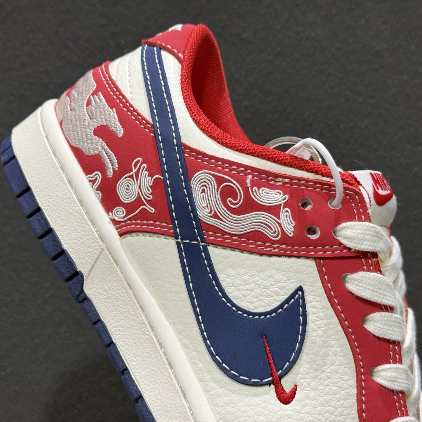 马年开运 Dunk炸场来袭SB DUNK LOW Dunk Low经典鞋型注入马年开运设计 红白蓝 JJ2508-602-Top High Quatity Cheap Sneakers Fashion Clothing Clothes Bags handbags Shoes of all Brand wholesale With The best Quality And Beautiful Price from China Factory Chinese suppliers wholesaler seller 马年开运 Dunk炸场来袭SB DUNK LOW Dunk Low经典鞋型注入马年开运设计 红白蓝 JJ2508-602