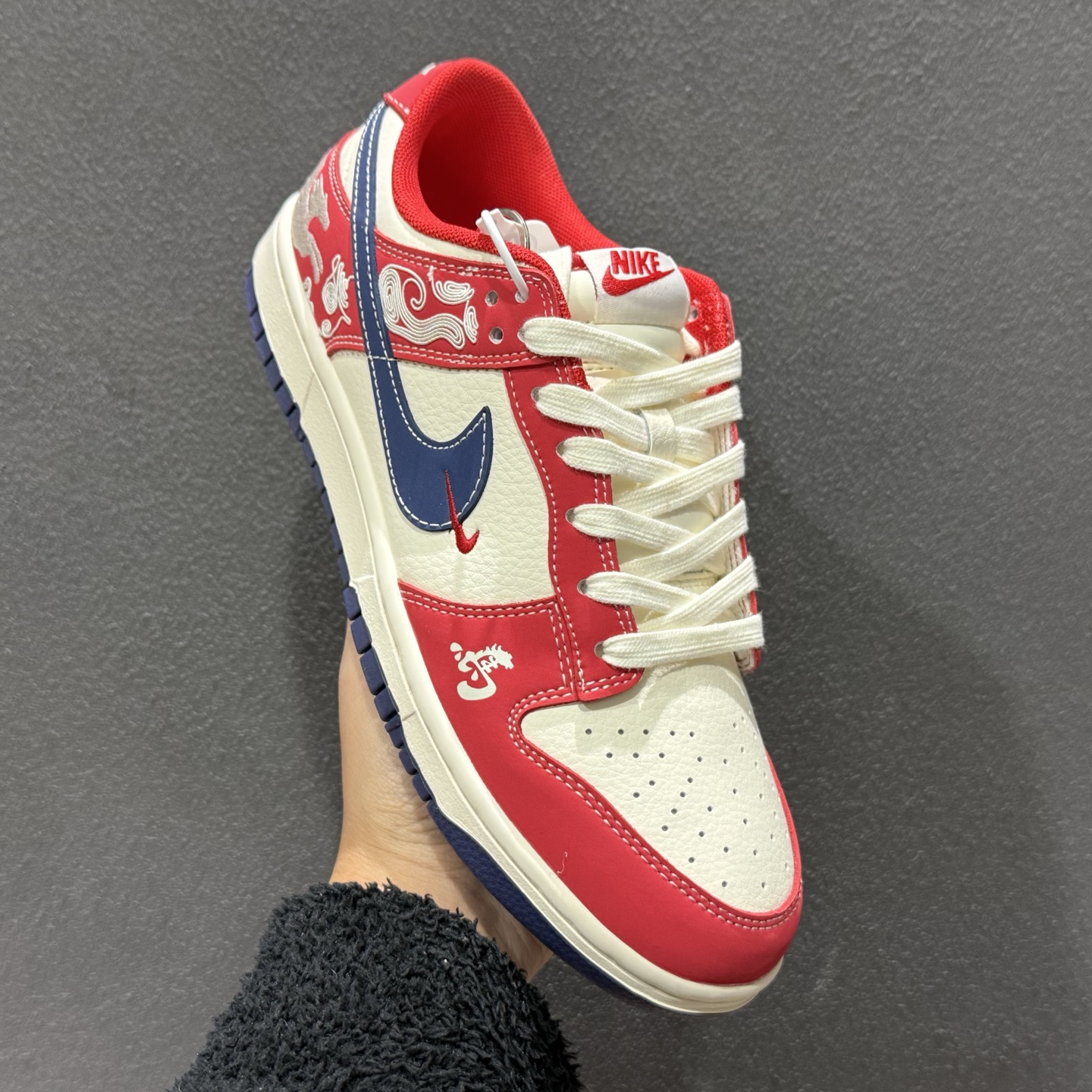马年开运 Dunk炸场来袭SB DUNK LOW Dunk Low经典鞋型注入马年开运设计 红白蓝 JJ2508-602-Top High Quatity Cheap Sneakers Fashion Clothing Clothes Bags handbags Shoes of all Brand wholesale With The best Quality And Beautiful Price from China Factory Chinese suppliers wholesaler seller 马年开运 Dunk炸场来袭SB DUNK LOW Dunk Low经典鞋型注入马年开运设计 红白蓝 JJ2508-602