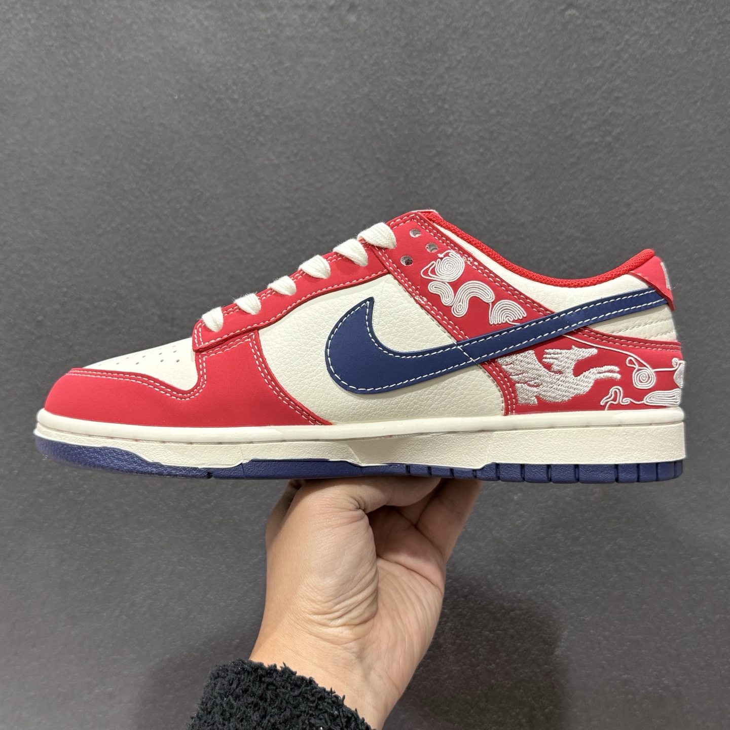 马年开运 Dunk炸场来袭SB DUNK LOW Dunk Low经典鞋型注入马年开运设计 红白蓝 JJ2508-602-Top High Quatity Cheap Sneakers Fashion Clothing Clothes Bags handbags Shoes of all Brand wholesale With The best Quality And Beautiful Price from China Factory Chinese suppliers wholesaler seller 马年开运 Dunk炸场来袭SB DUNK LOW Dunk Low经典鞋型注入马年开运设计 红白蓝 JJ2508-602