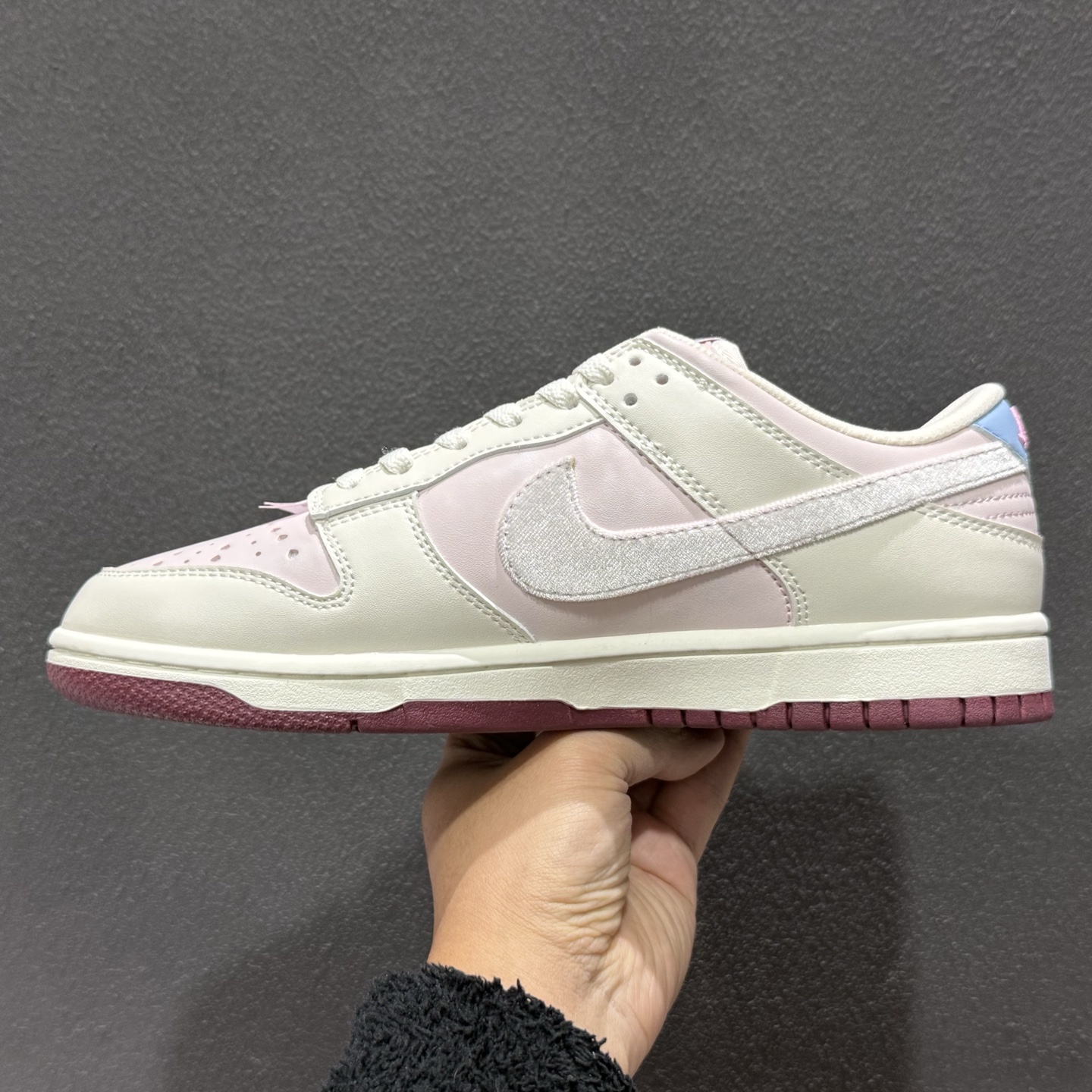 220 Nike SB Dunk Low 情人节限定 IQ1145-610-Chinese UA Cheap High Quatity Brand Clothes Bags handbags Sneakers wholesale wholesaler seller from China Factory suppliers Fashion Clothing Shoes best Quality Beautiful Price 220 Nike SB Dunk Low 情人节限定 IQ1145-610
