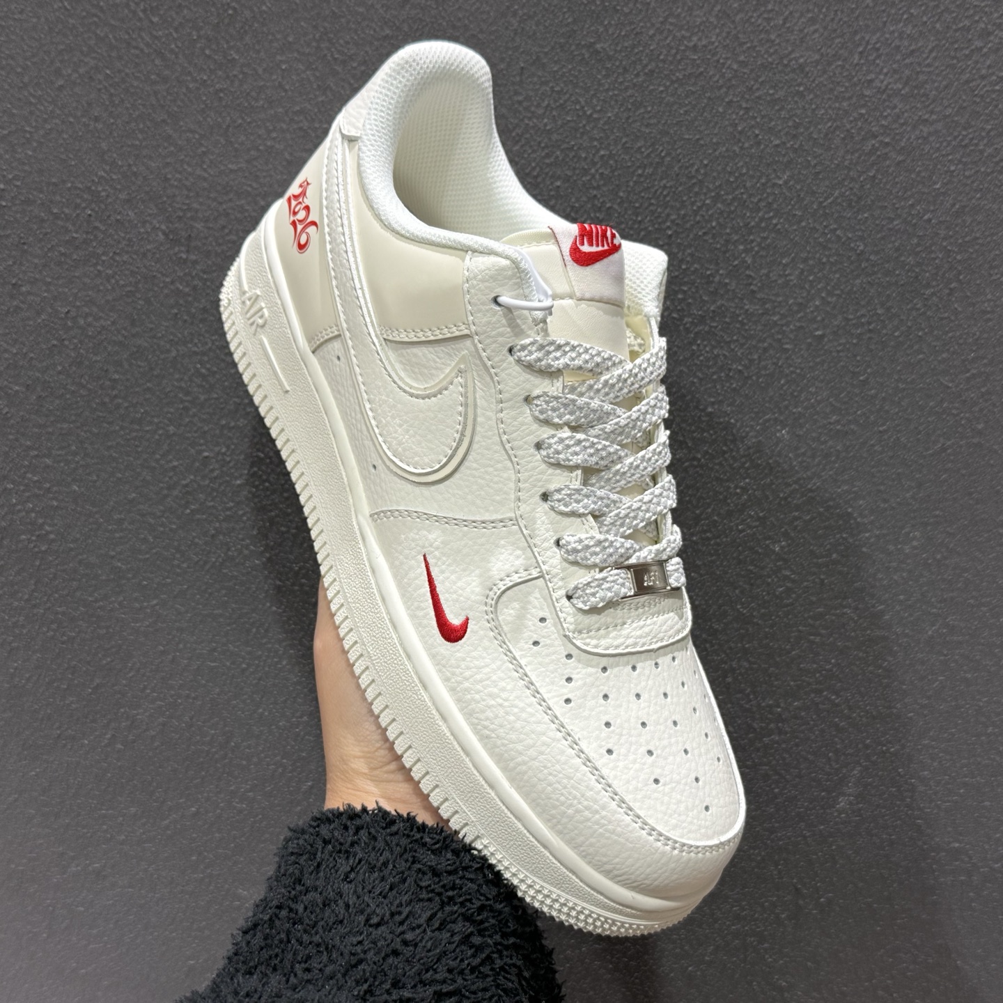 Nike Air Force 1 2026 丙午马年限定款 采用纯白基底 CS5288-065