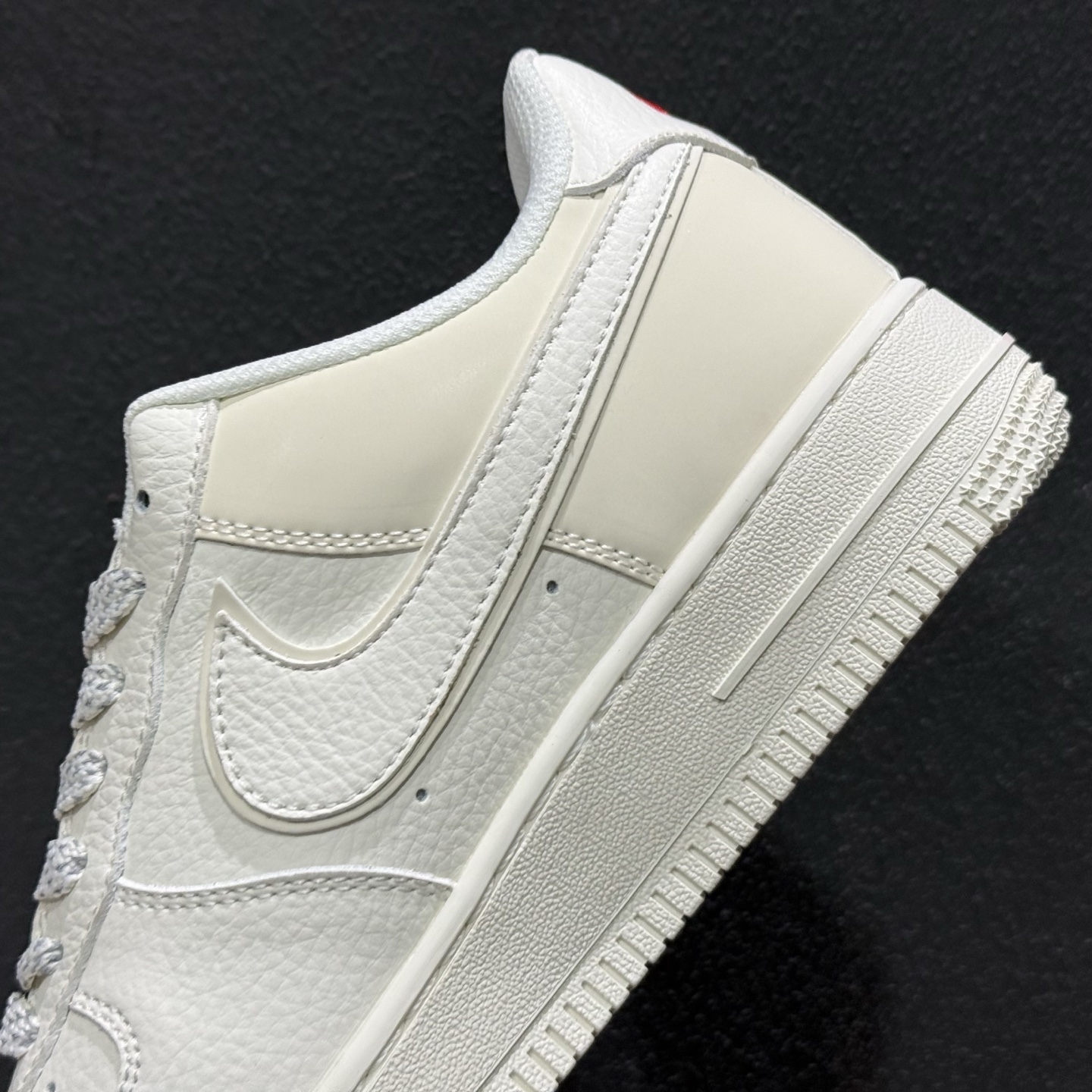 Nike Air Force 1 2026 丙午马年限定款 采用纯白基底 CS5288-065