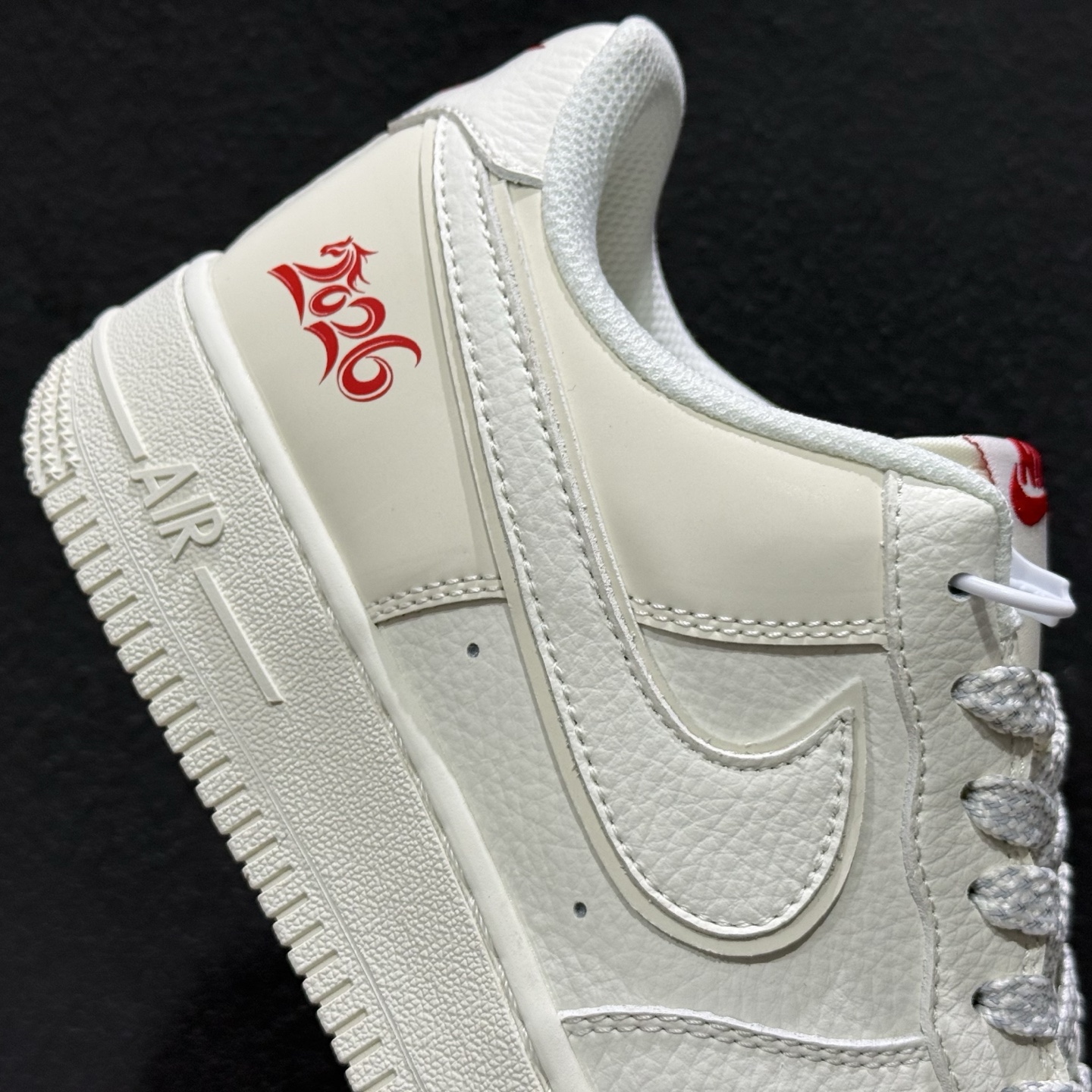 Nike Air Force 1 2026 丙午马年限定款 采用纯白基底 CS5288-065