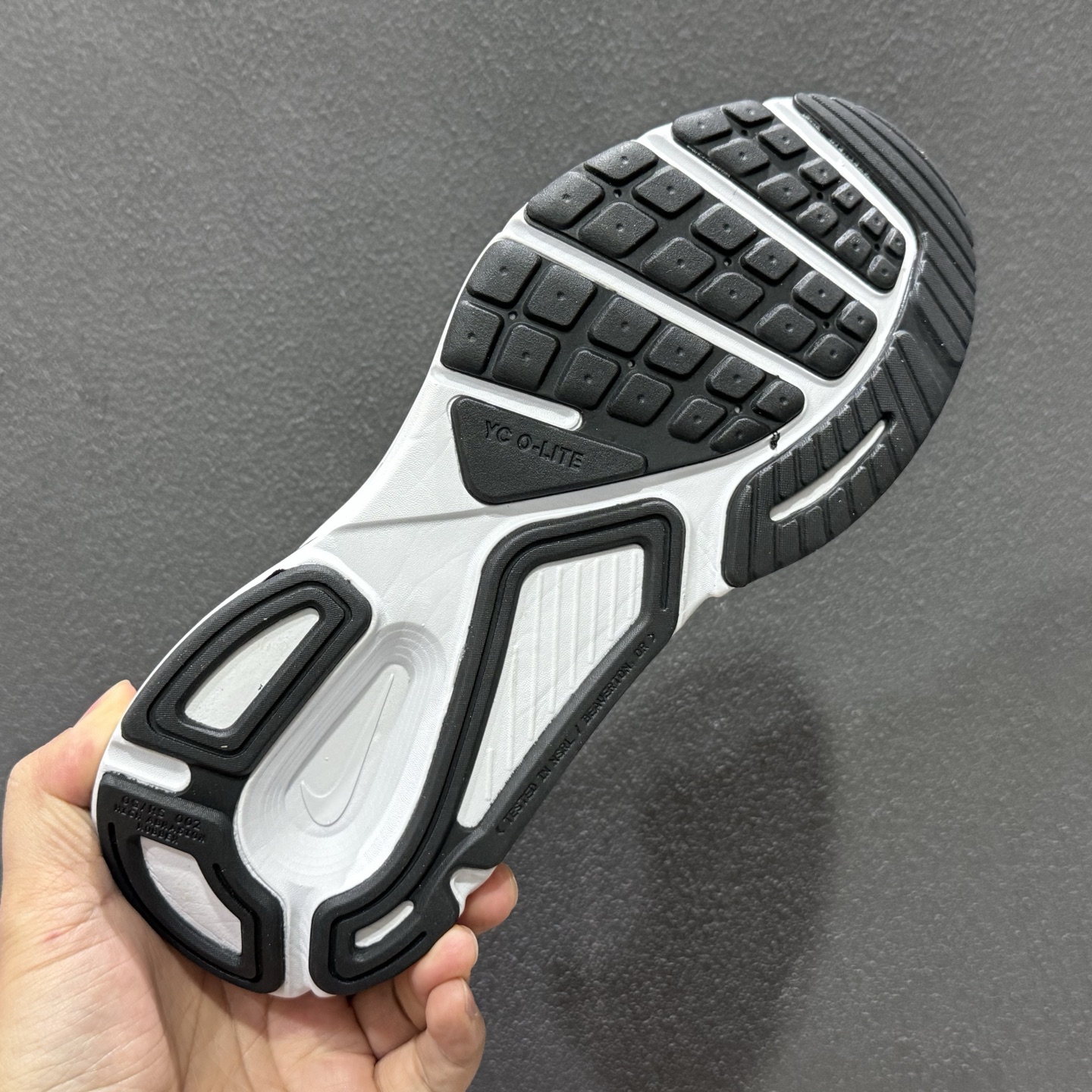 Nike Structure PLUS 轻量跑鞋鞋面采用透气工程网眼材质制作 HQ3048-101