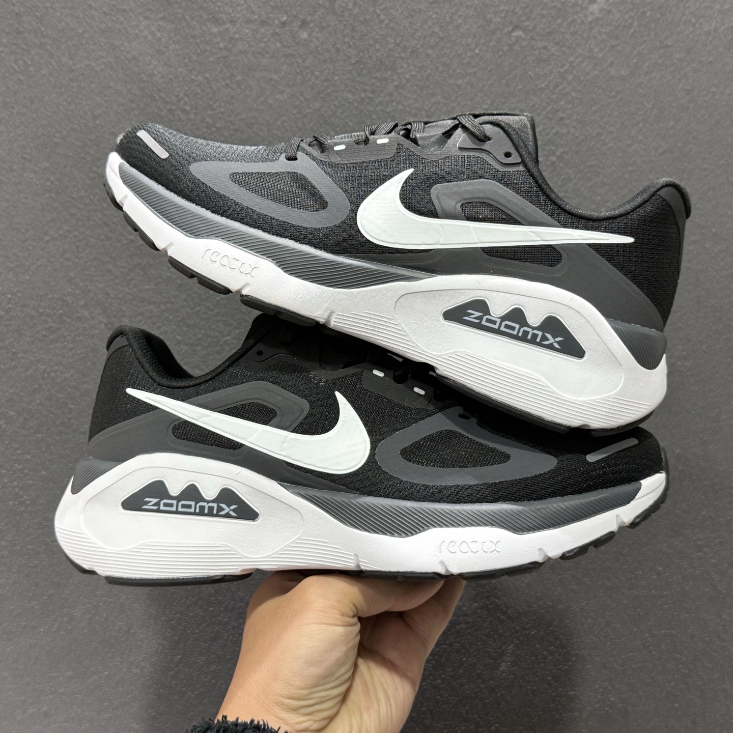 Nike Structure PLUS 轻量跑鞋鞋面采用透气工程网眼材质制作 HQ3048-101