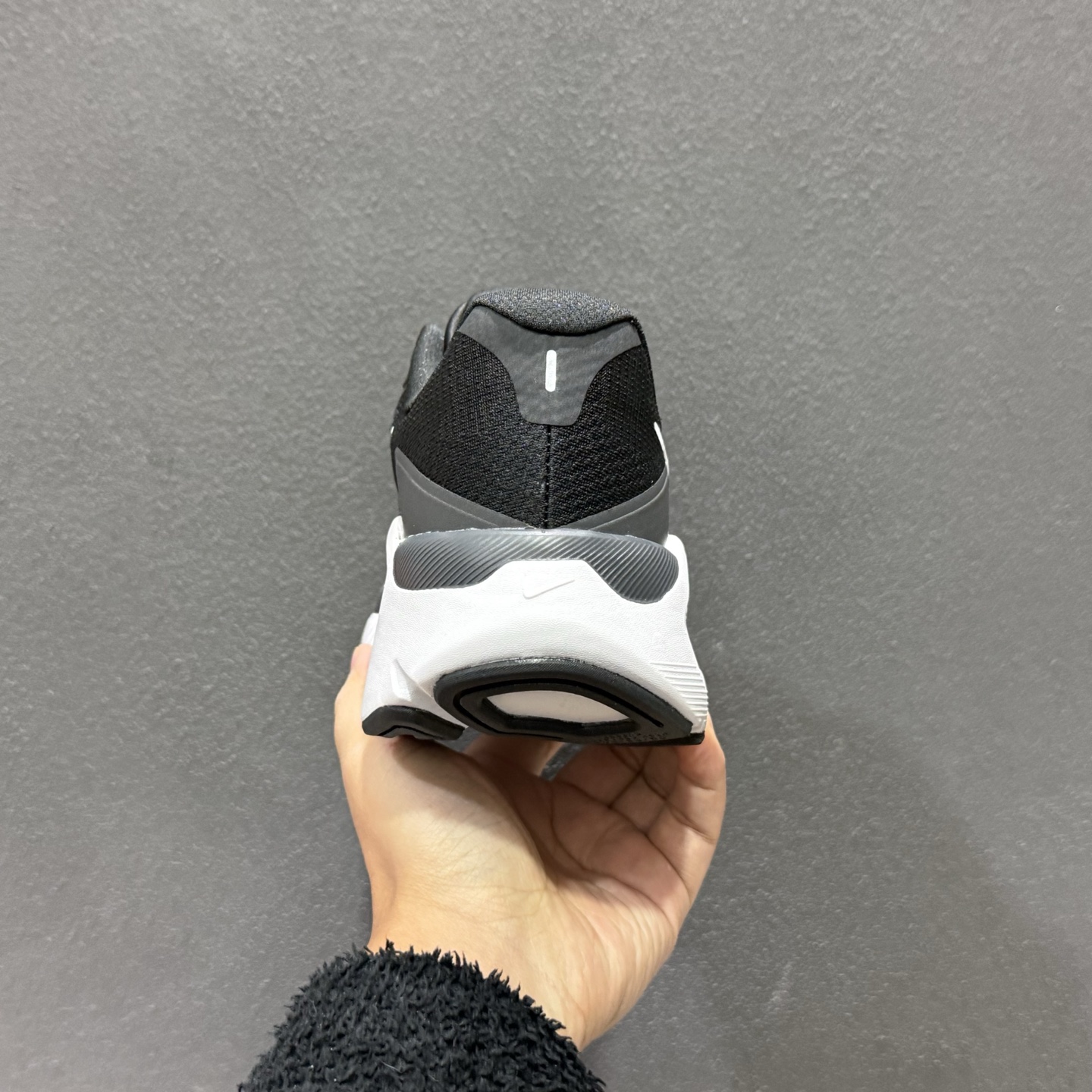 Nike Structure PLUS 轻量跑鞋鞋面采用透气工程网眼材质制作 HQ3048-101