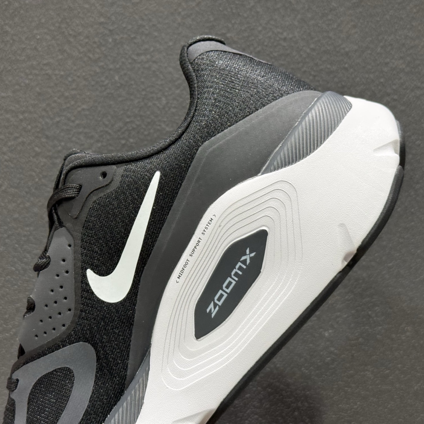 Nike Structure PLUS 轻量跑鞋鞋面采用透气工程网眼材质制作 HQ3048-101