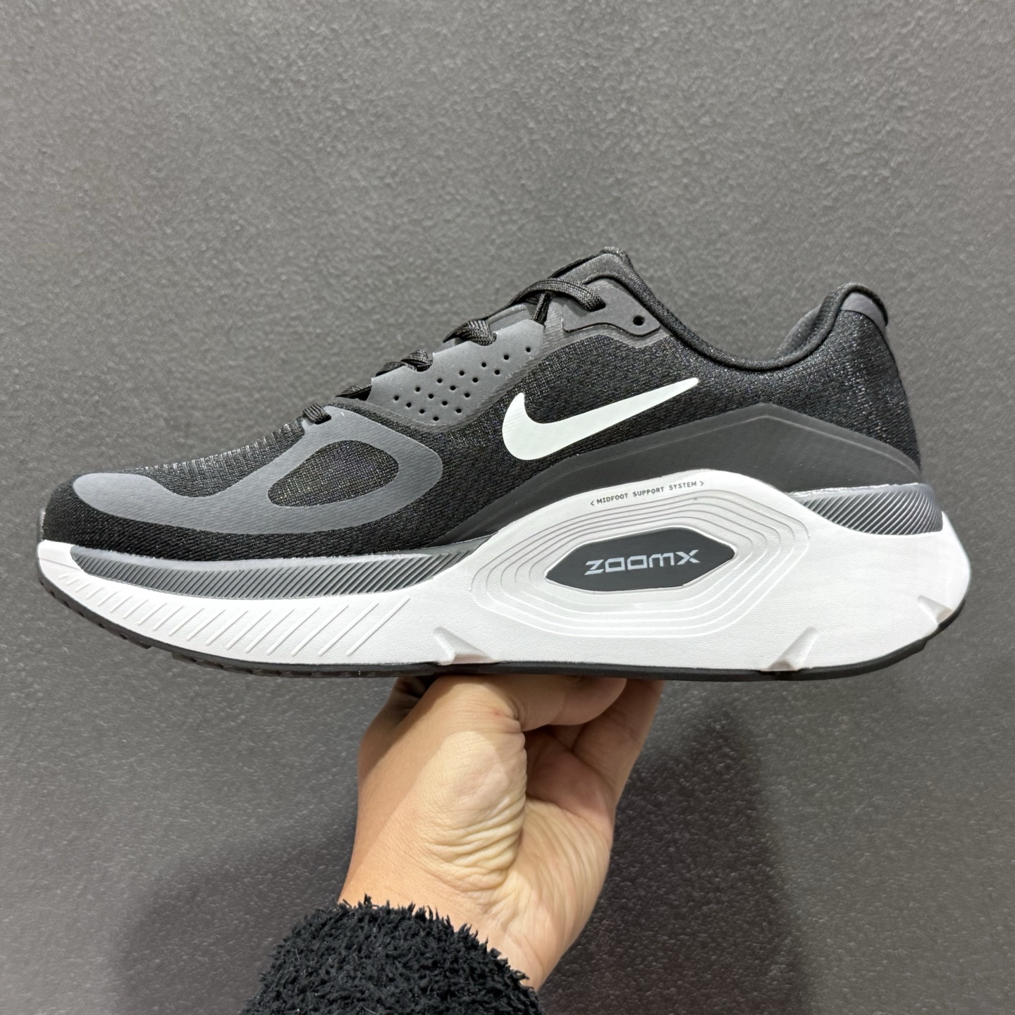 Nike Structure PLUS 轻量跑鞋鞋面采用透气工程网眼材质制作 HQ3048-101